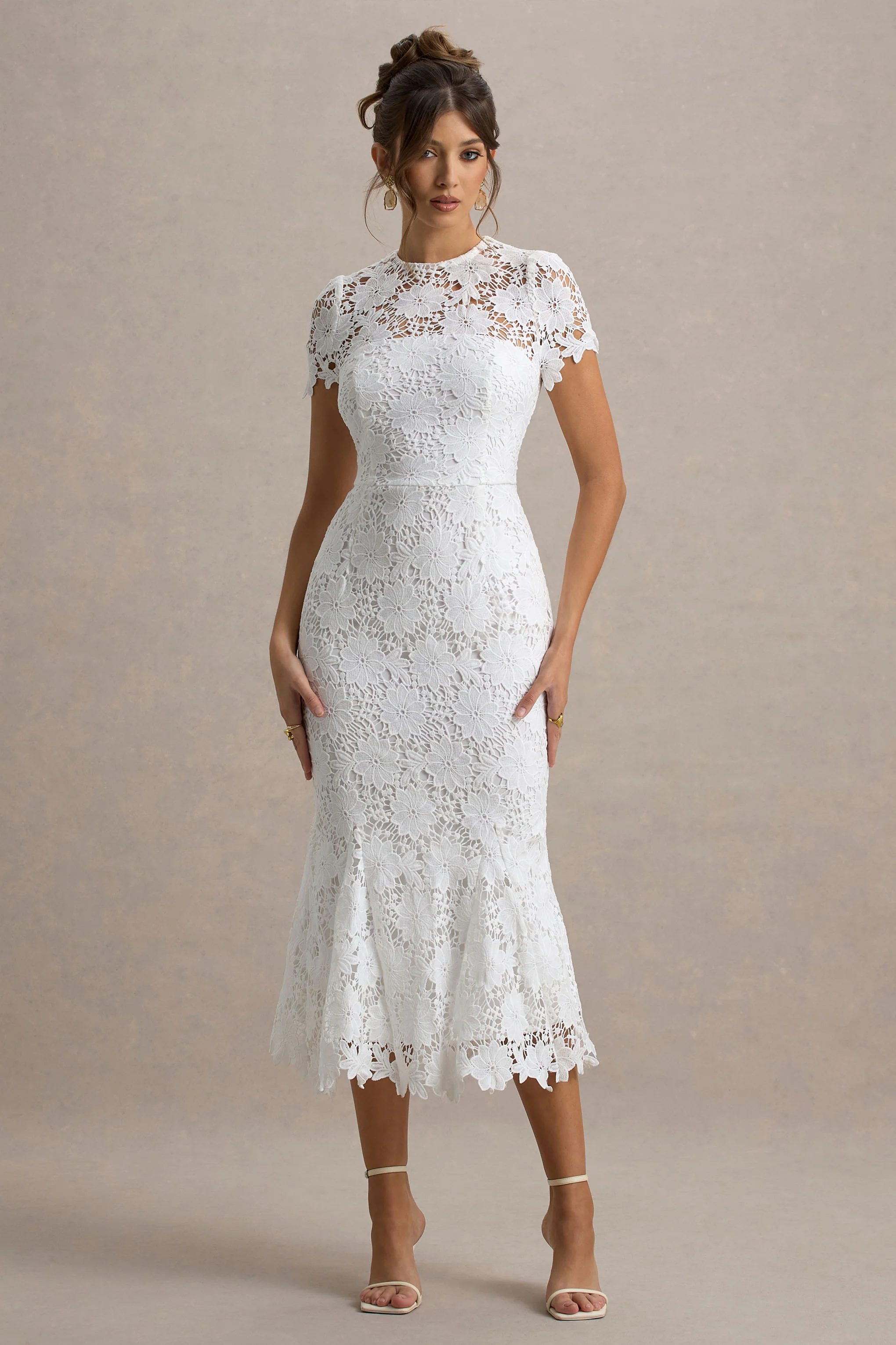 Clarissa | Robe mi-longue en dentelle blanche à col rond et manches courtes - Image 5