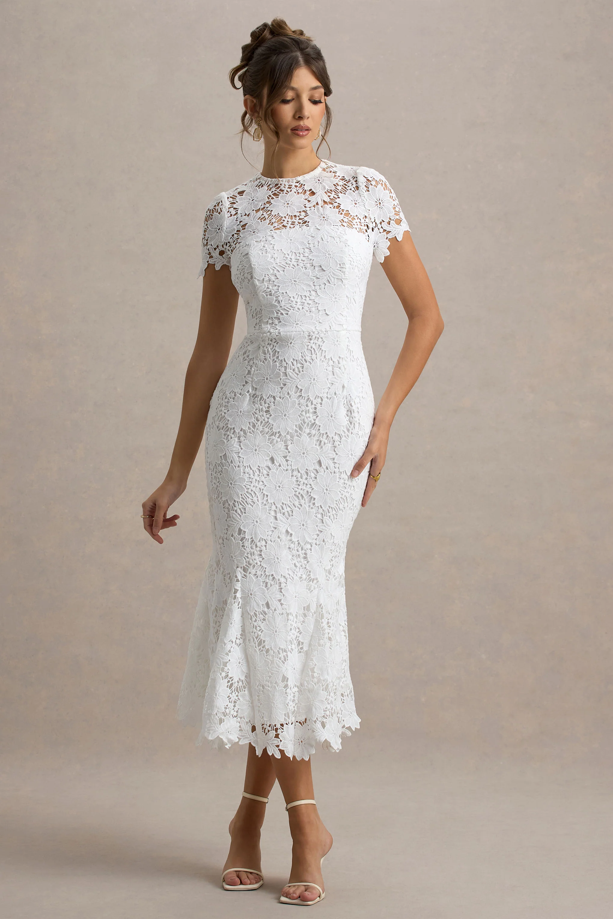 Clarissa | Robe mi-longue en dentelle blanche à col rond et manches courtes - Image 6