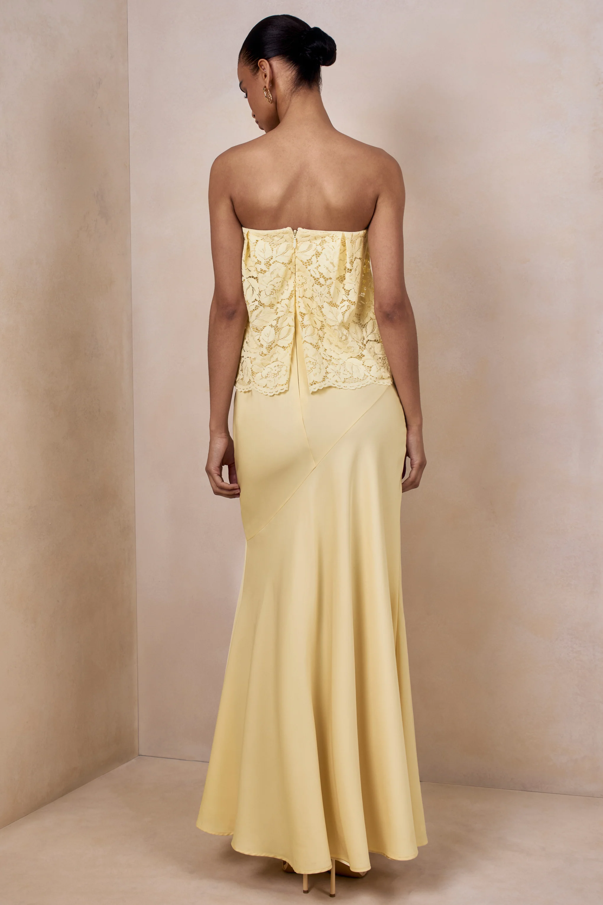 Clemency | Robe longue bandeau en dentelle et satin mat citron - Image 2