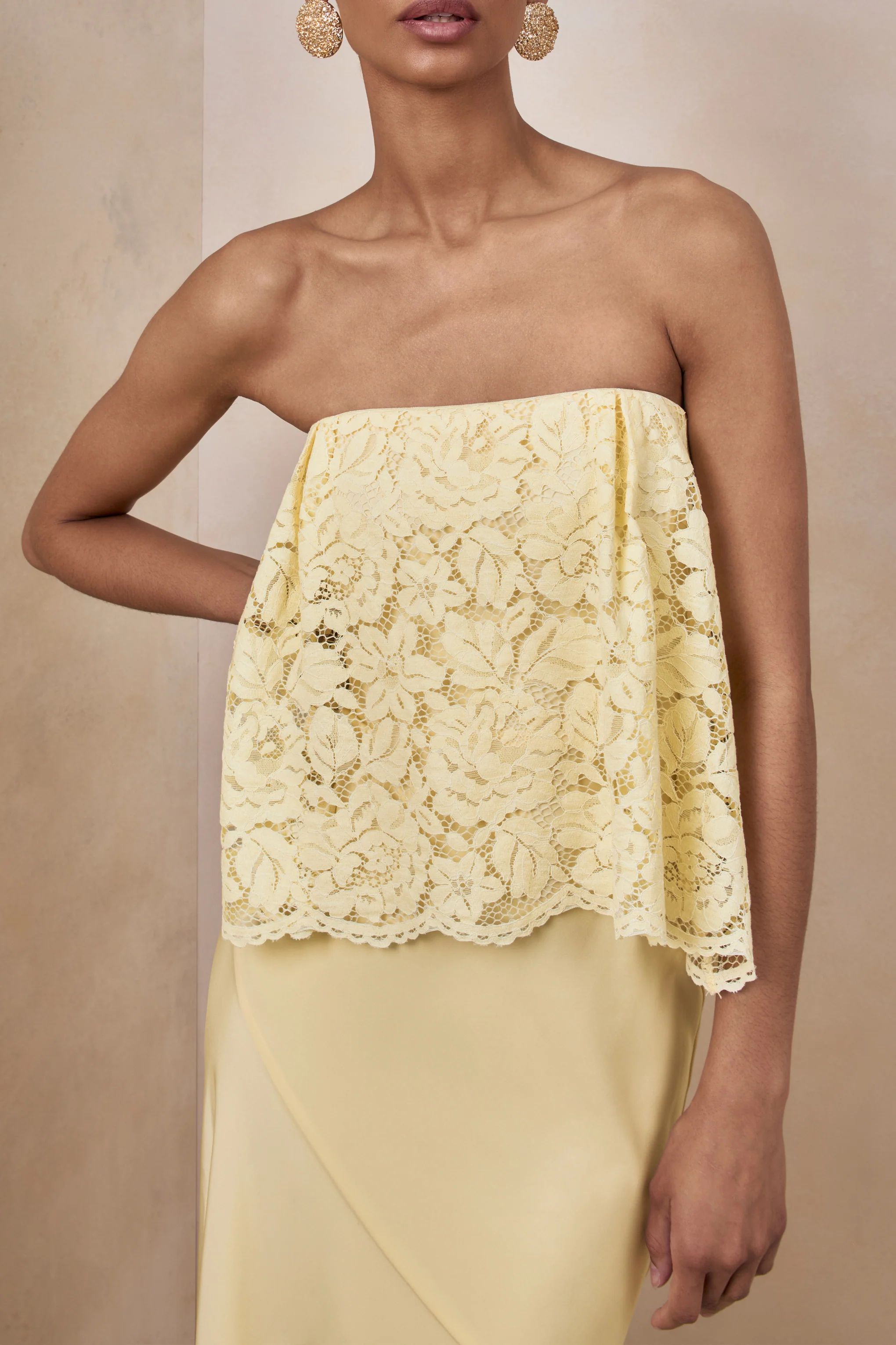 Clemency | Robe longue bandeau en dentelle et satin mat citron - Image 3