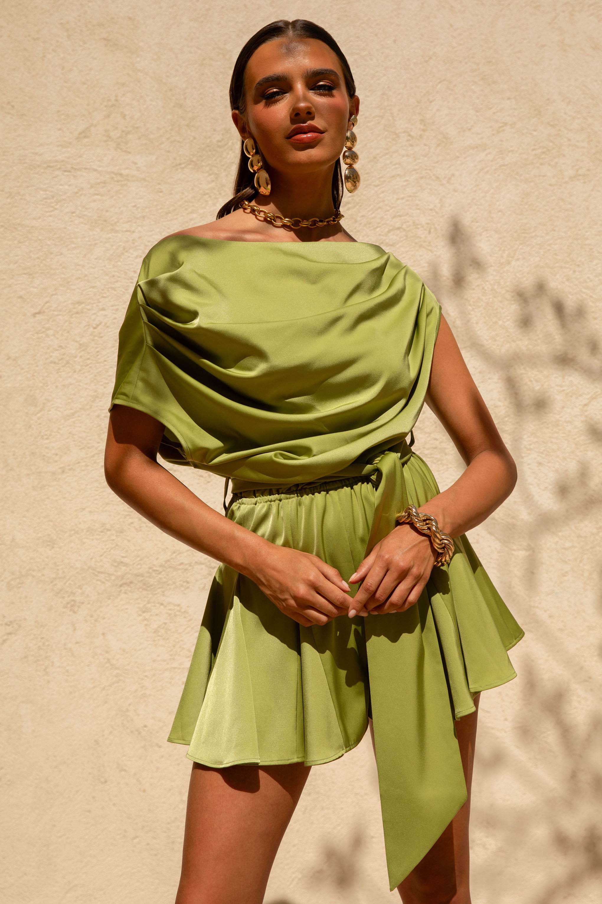 Clydie | Combishort en satin olive asymétrique avec ceinture à nouer - Image 3