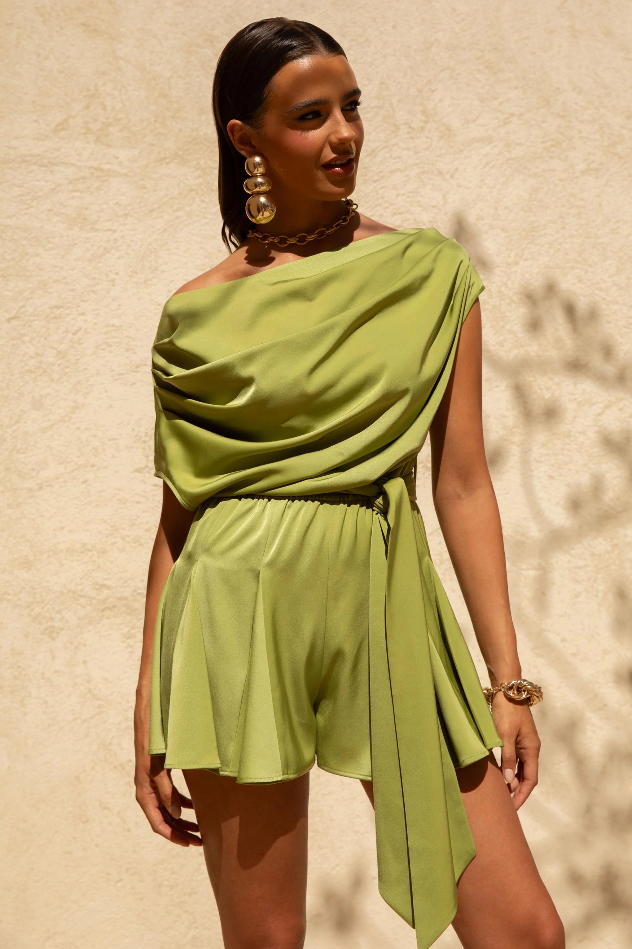 Clydie | Combishort en satin olive asymétrique avec ceinture à nouer - Image 6