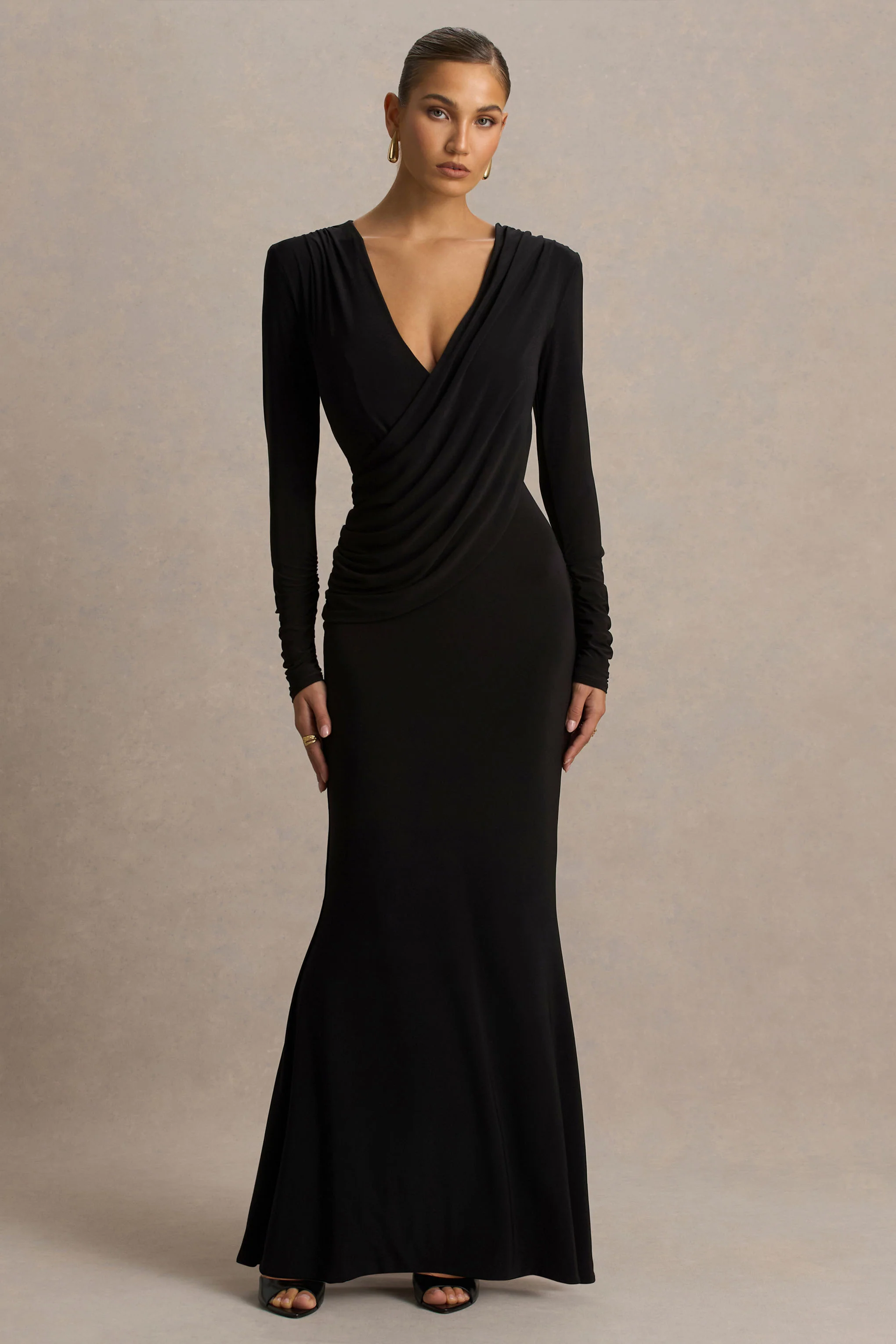 Daphira | Robe longue noire à décolleté plongeant extrême