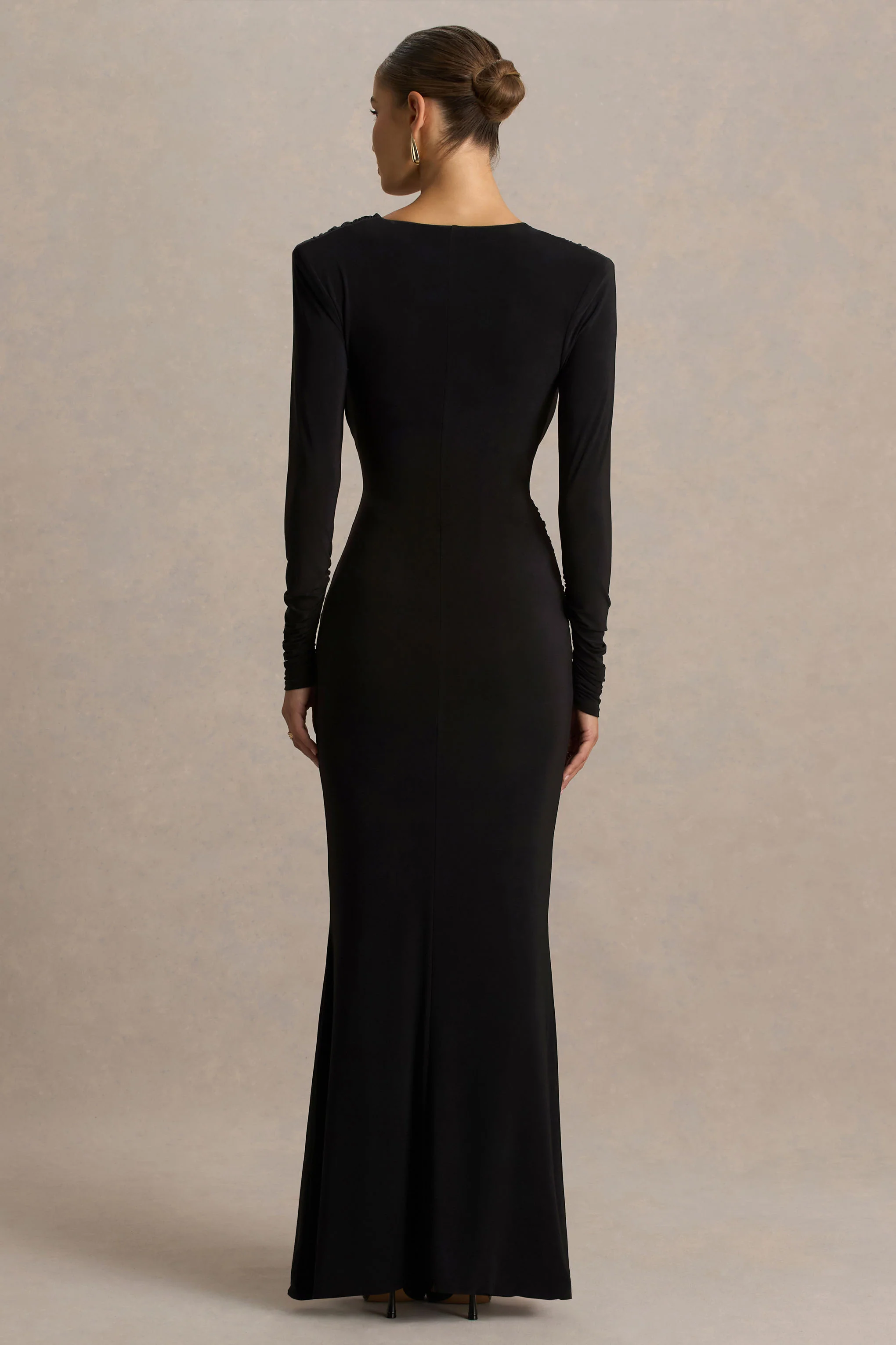 Daphira | Robe longue noire à décolleté plongeant extrême - Image 2