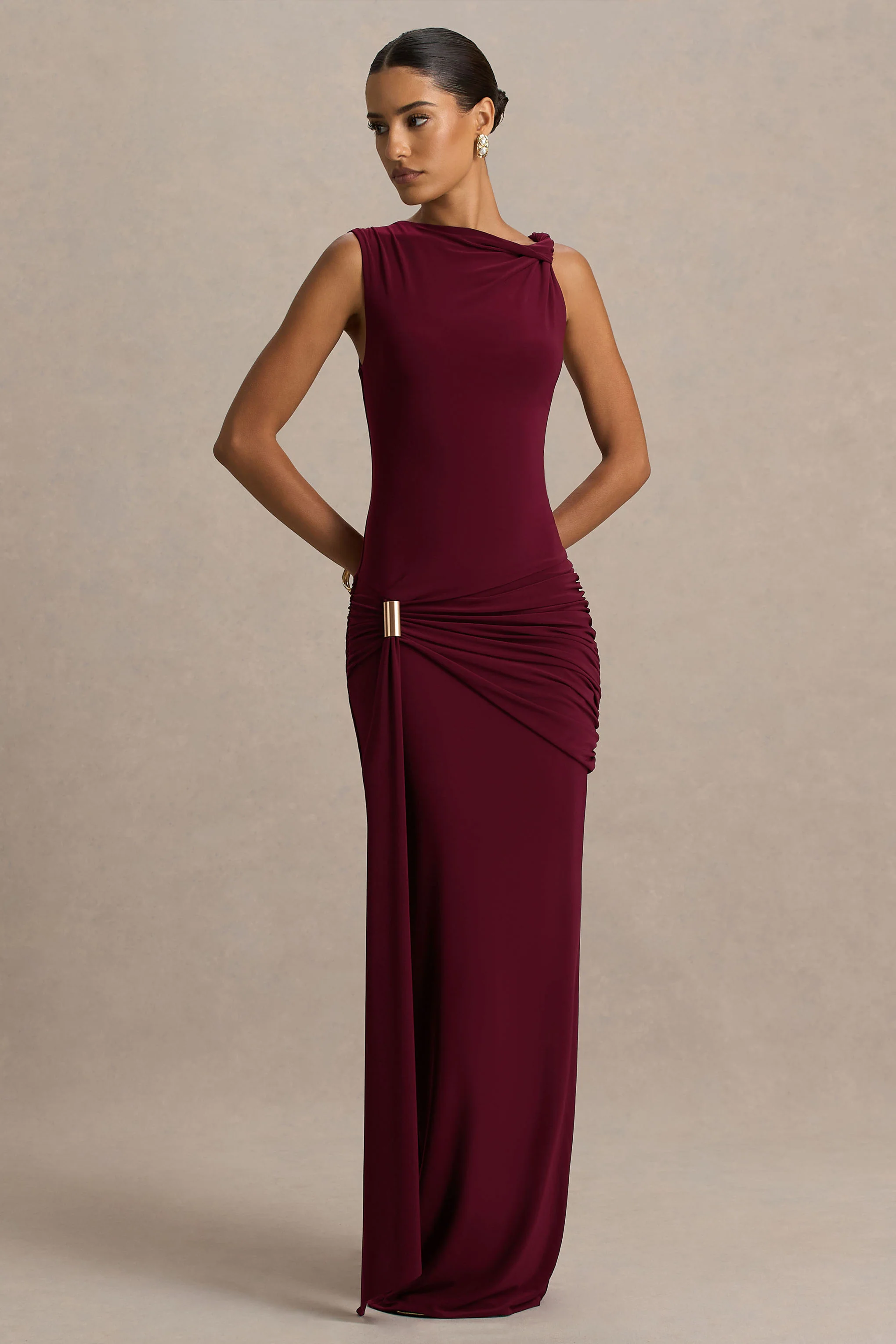 Decadence | Robe longue bordeaux à col haut avec manche torsadée et drapé élégant - Image 4