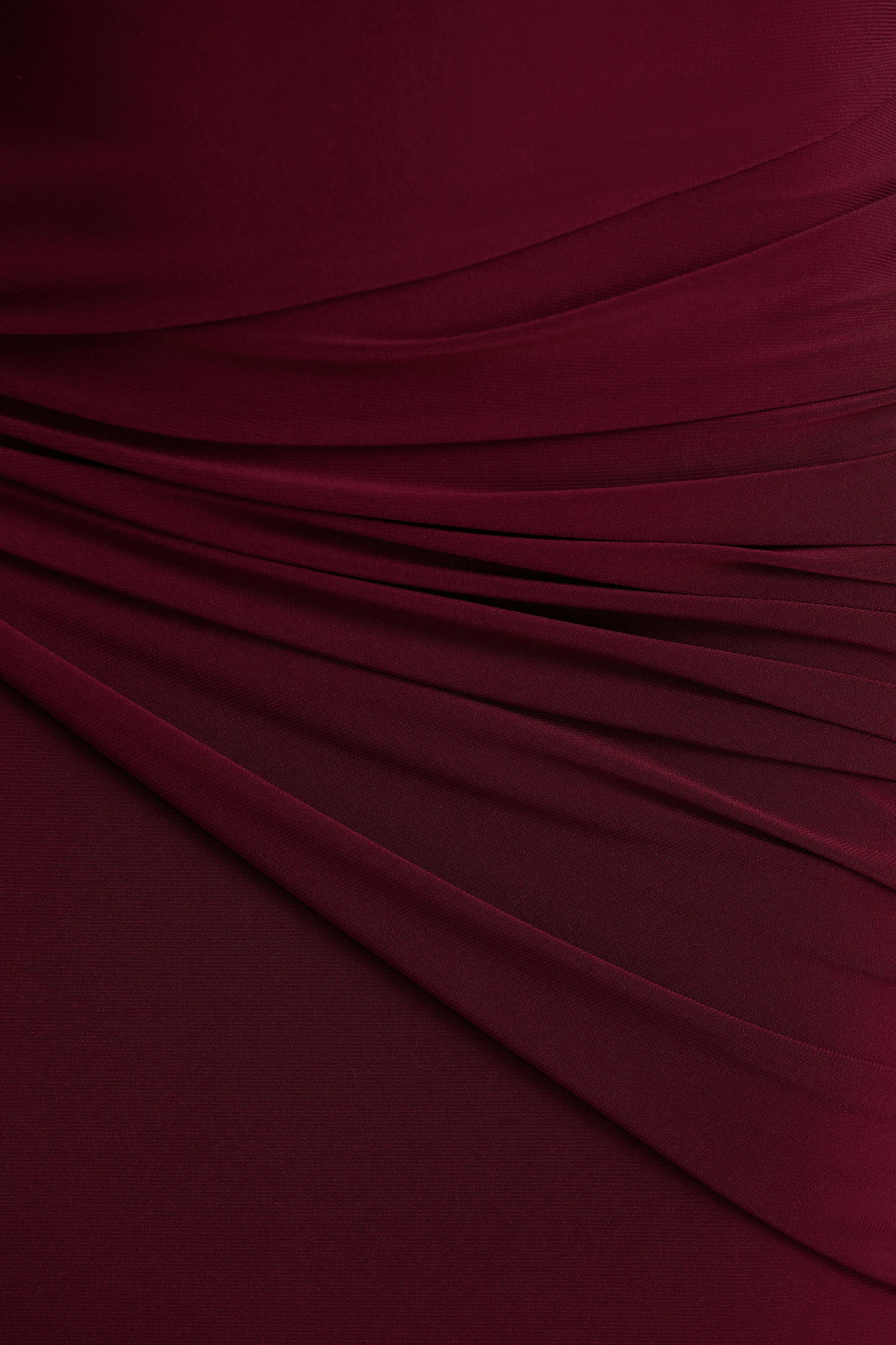 Decadence | Robe longue bordeaux à col haut avec manche torsadée et drapé élégant - Image 6