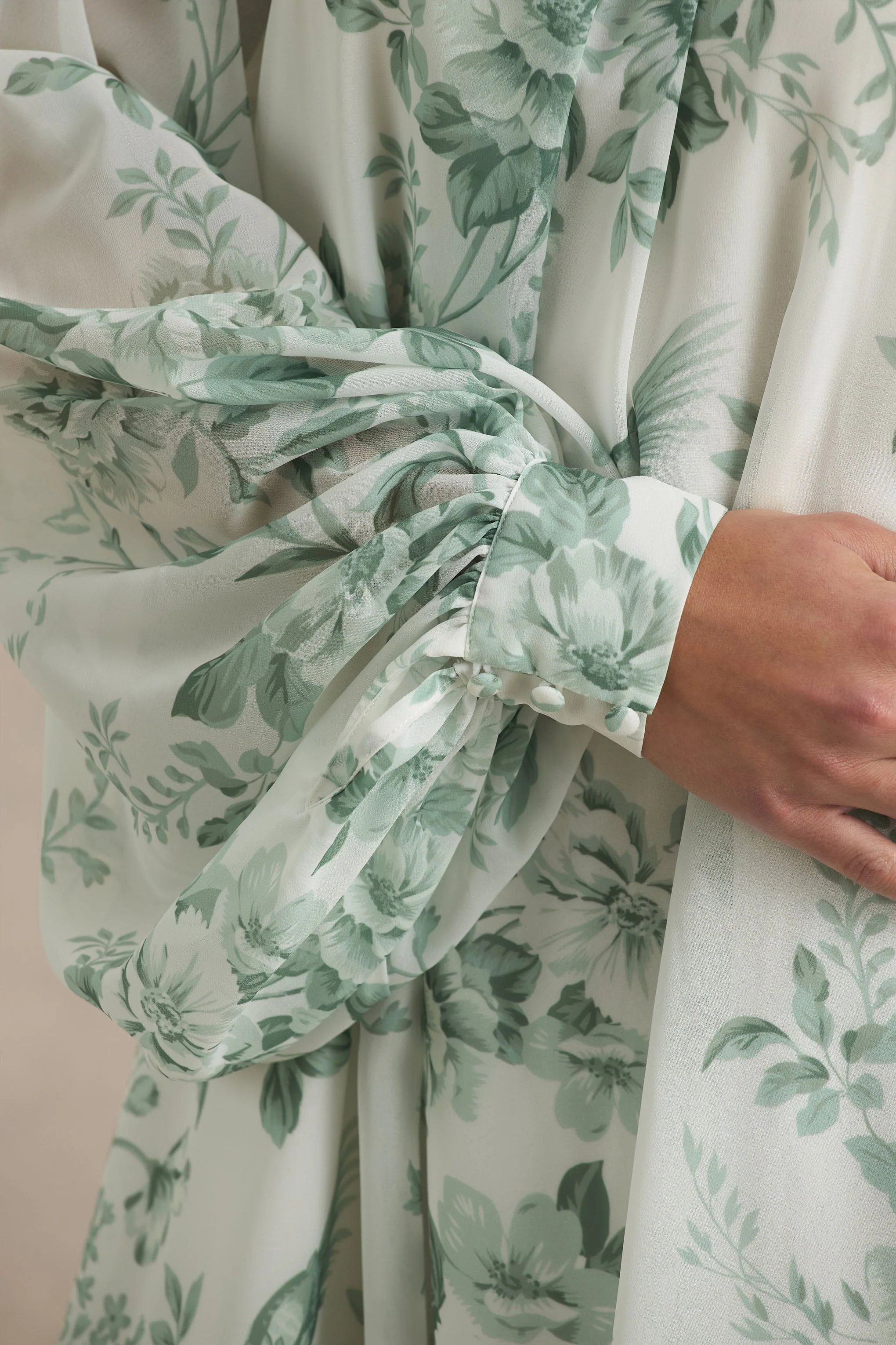Delphia | Robe Longue à Col Montant avec Ourlet Asymétrique et Imprimé Porcelaine Vert - Image 7