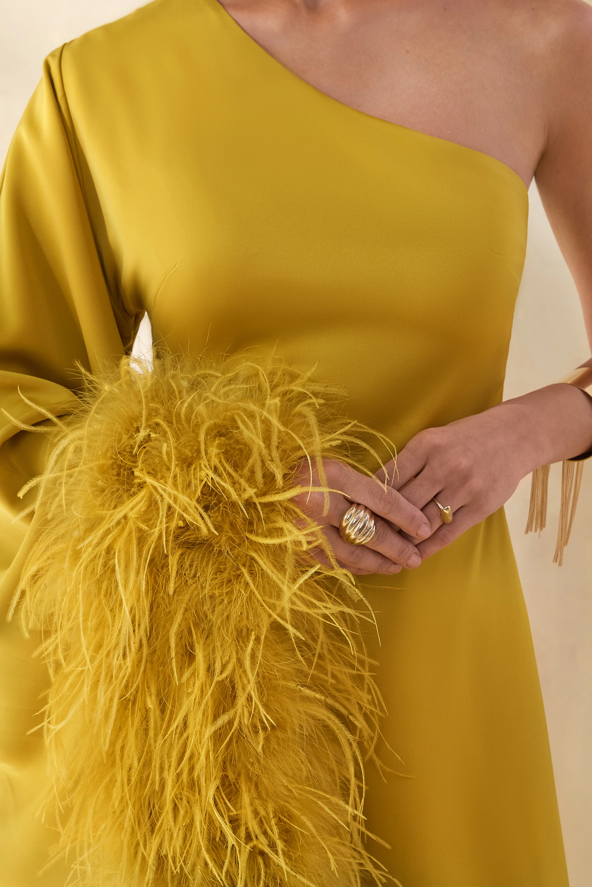 Destiny | Robe mi-longue jaune en satin à encolure asymétrique avec détails en plumes - Image 3