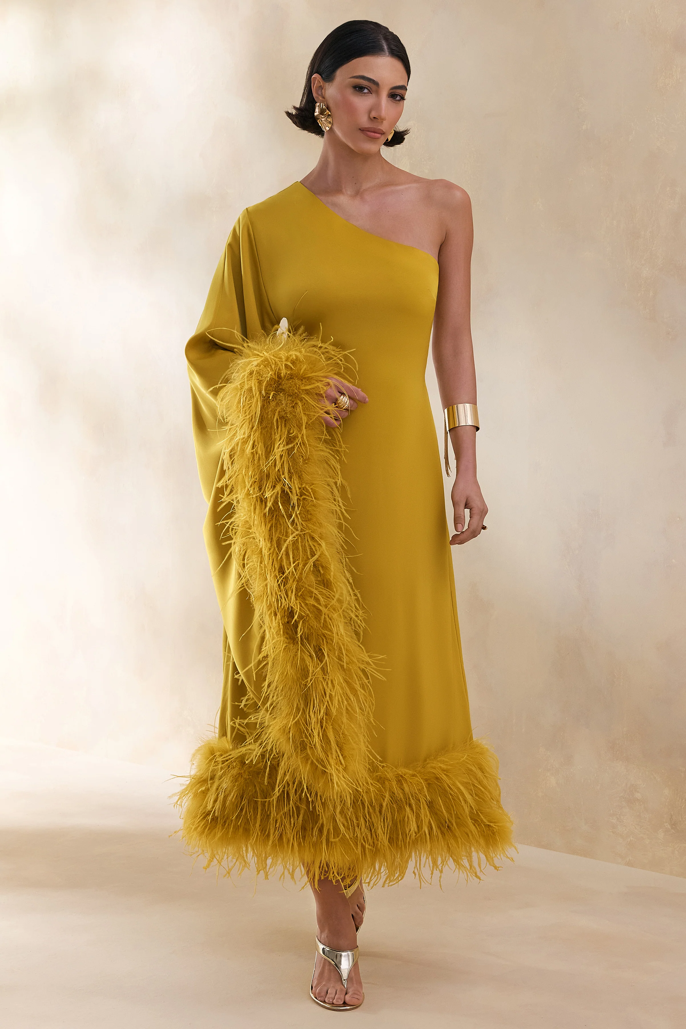 Destiny | Robe mi-longue jaune en satin à encolure asymétrique avec détails en plumes - Image 4