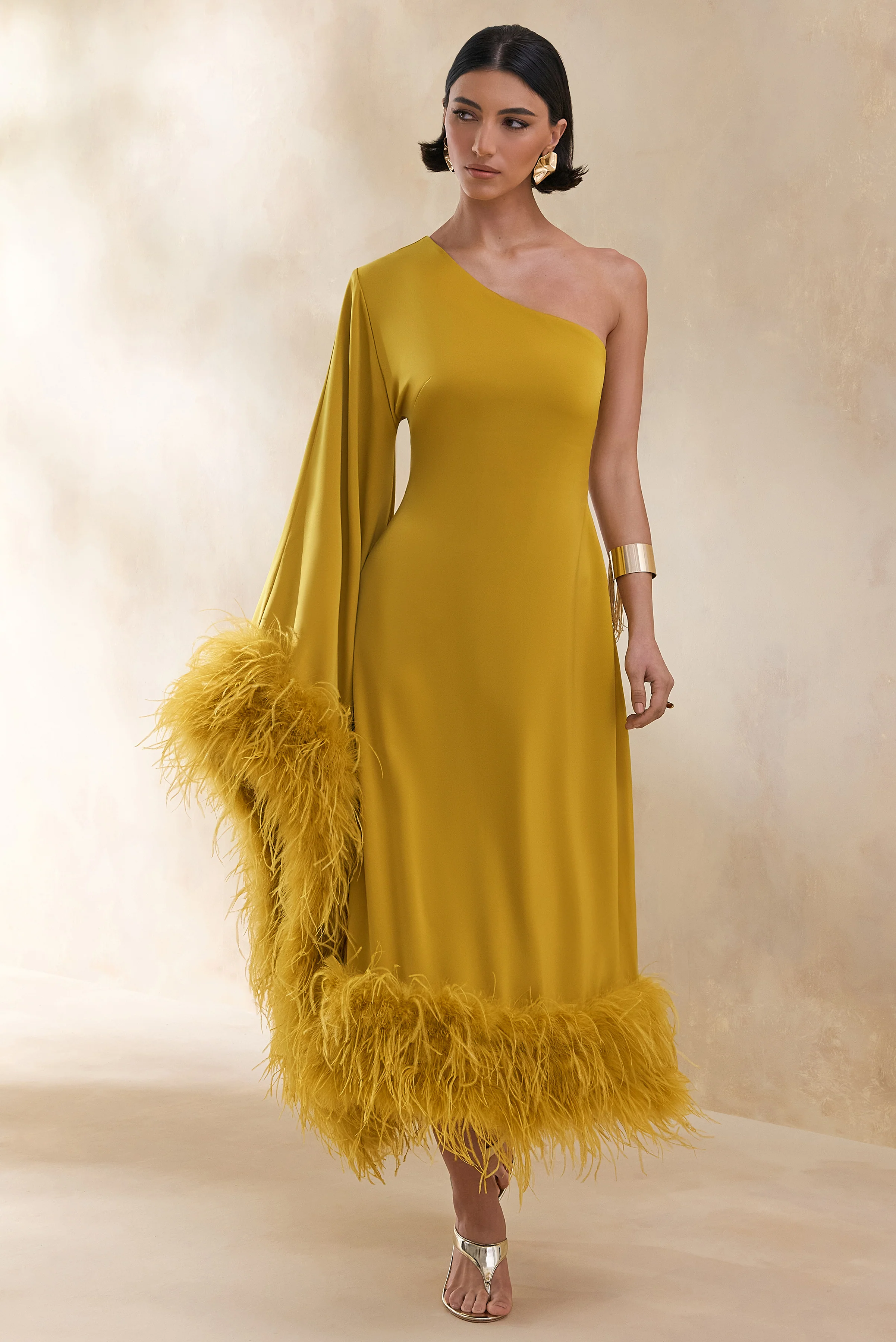 Destiny | Robe mi-longue jaune en satin à encolure asymétrique avec détails en plumes - Image 5