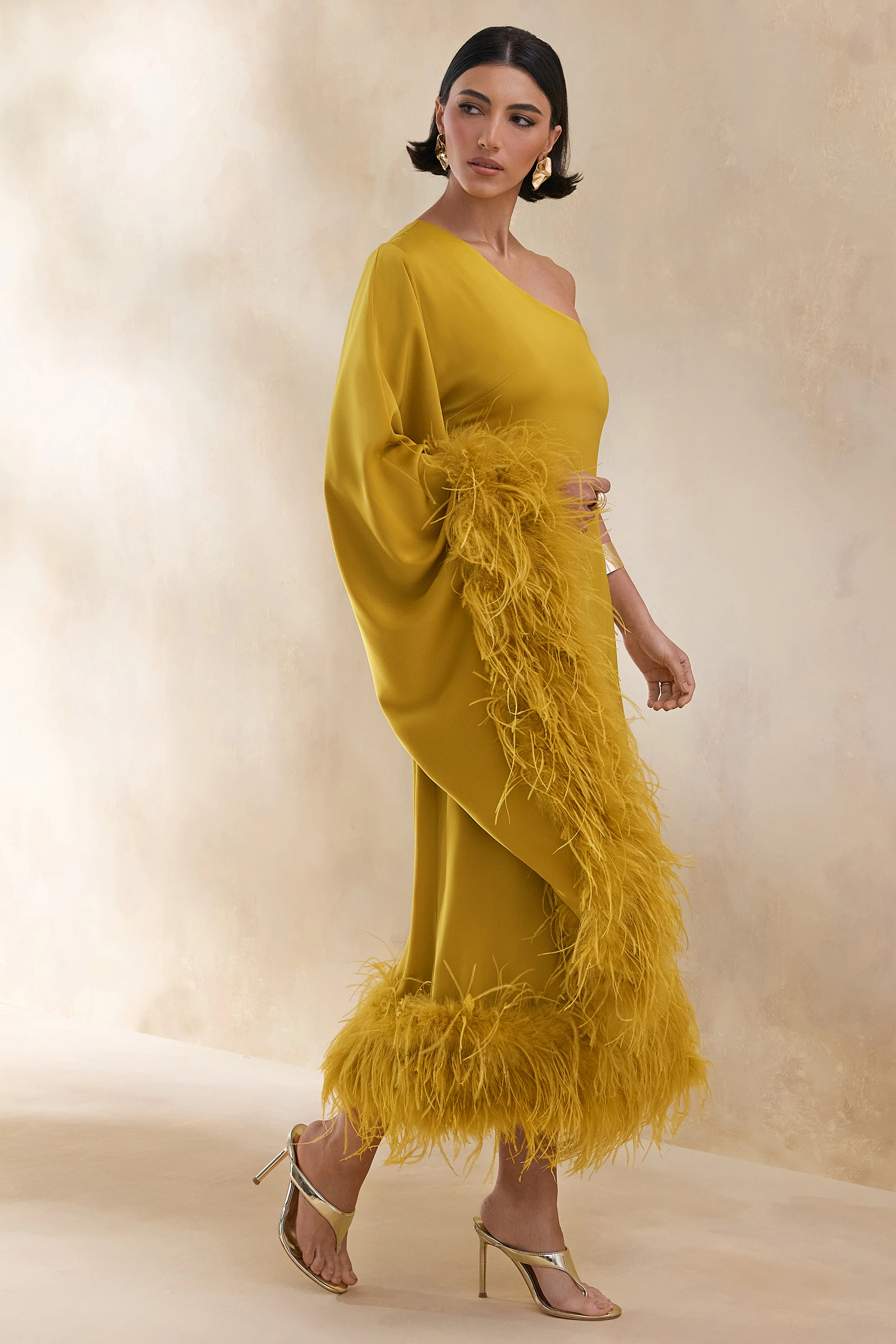 Destiny | Robe mi-longue jaune en satin à encolure asymétrique avec détails en plumes - Image 6