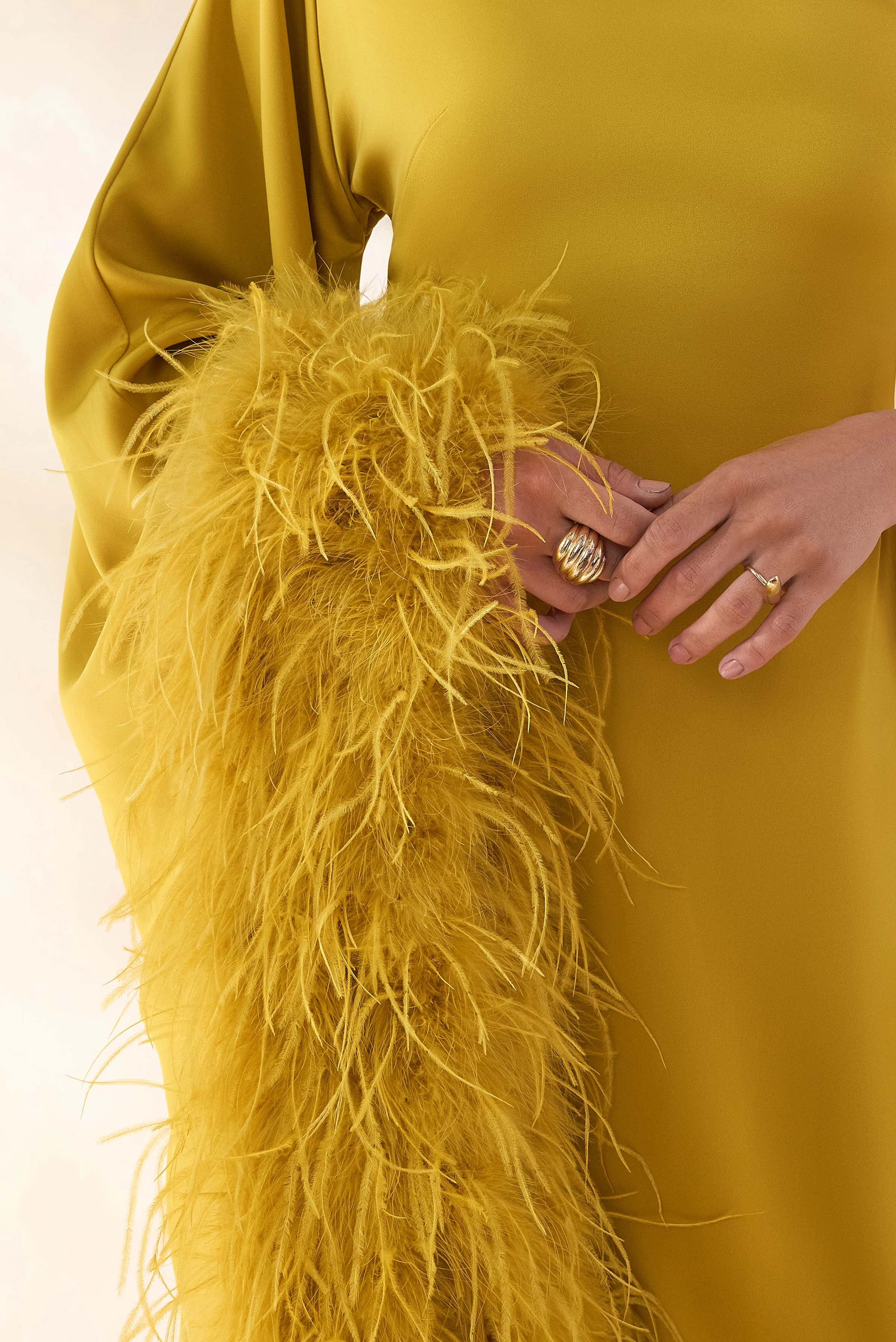 Destiny | Robe mi-longue jaune en satin à encolure asymétrique avec détails en plumes - Image 7