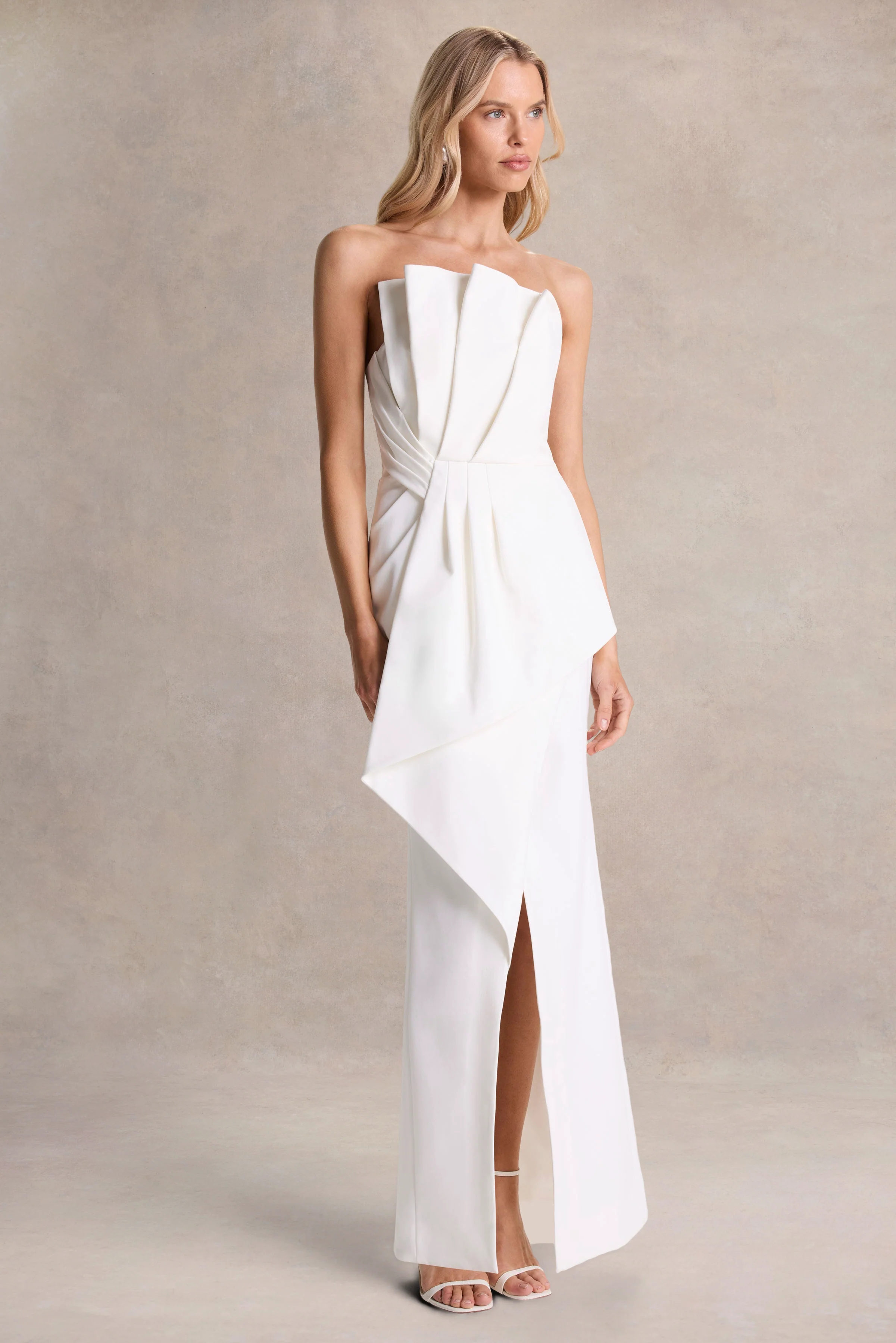 Dreamy Whispers | Robe Longue Fendue à Volants Sans Bretelles Crème - Image 5