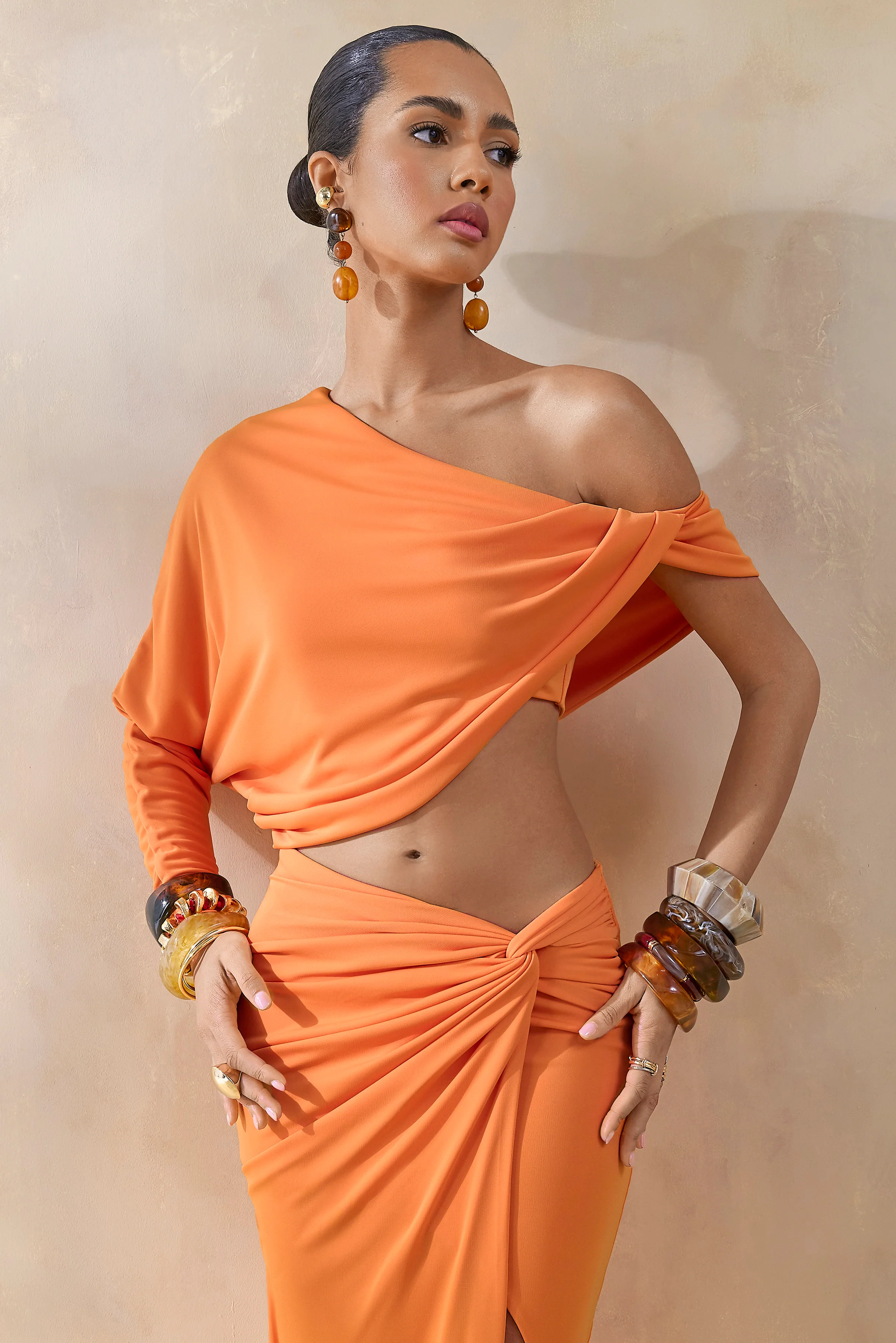 Dua | Haut orange asymétrique à une manche drapée - Image 3