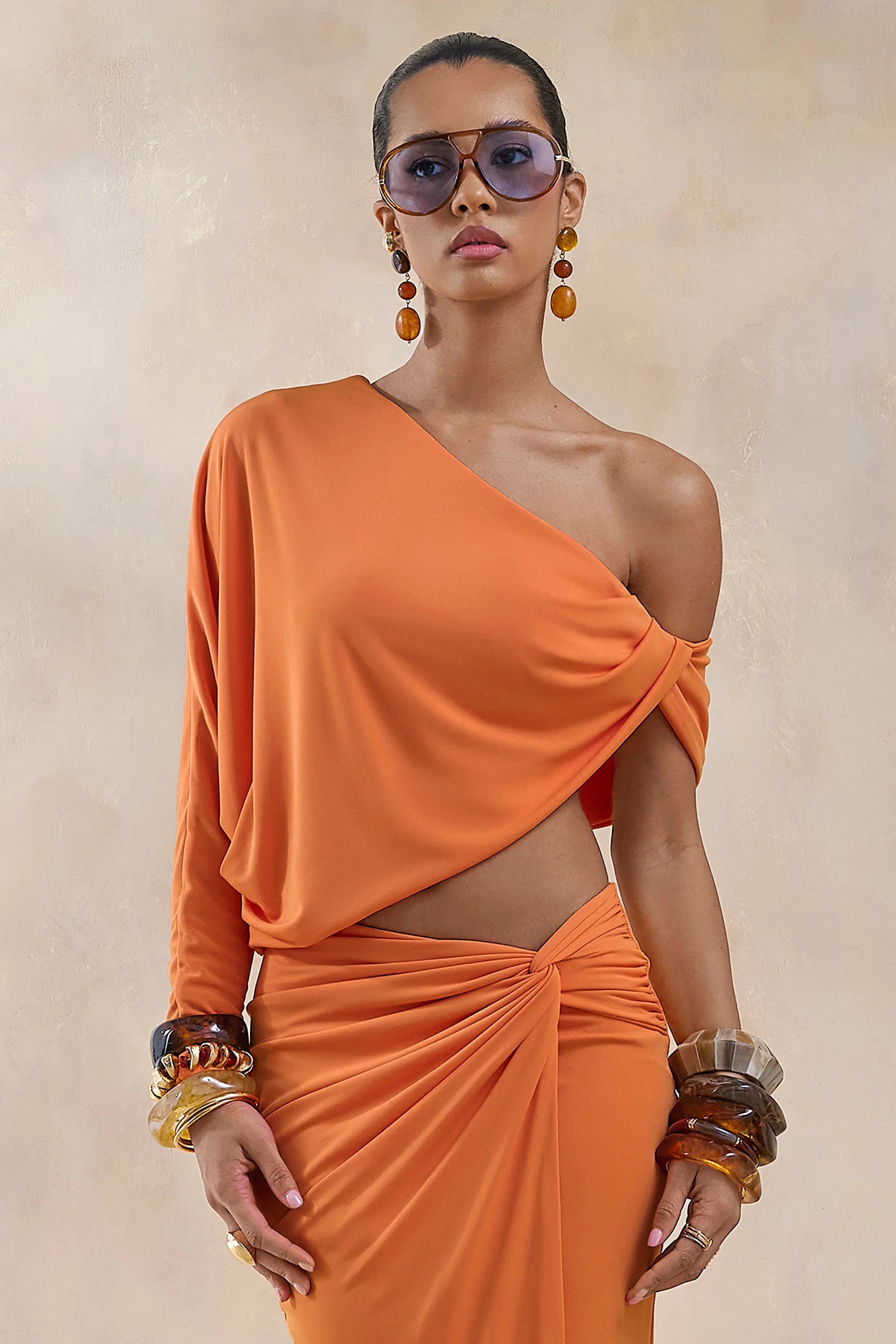 Dua | Haut orange asymétrique à une manche drapée - Image 5