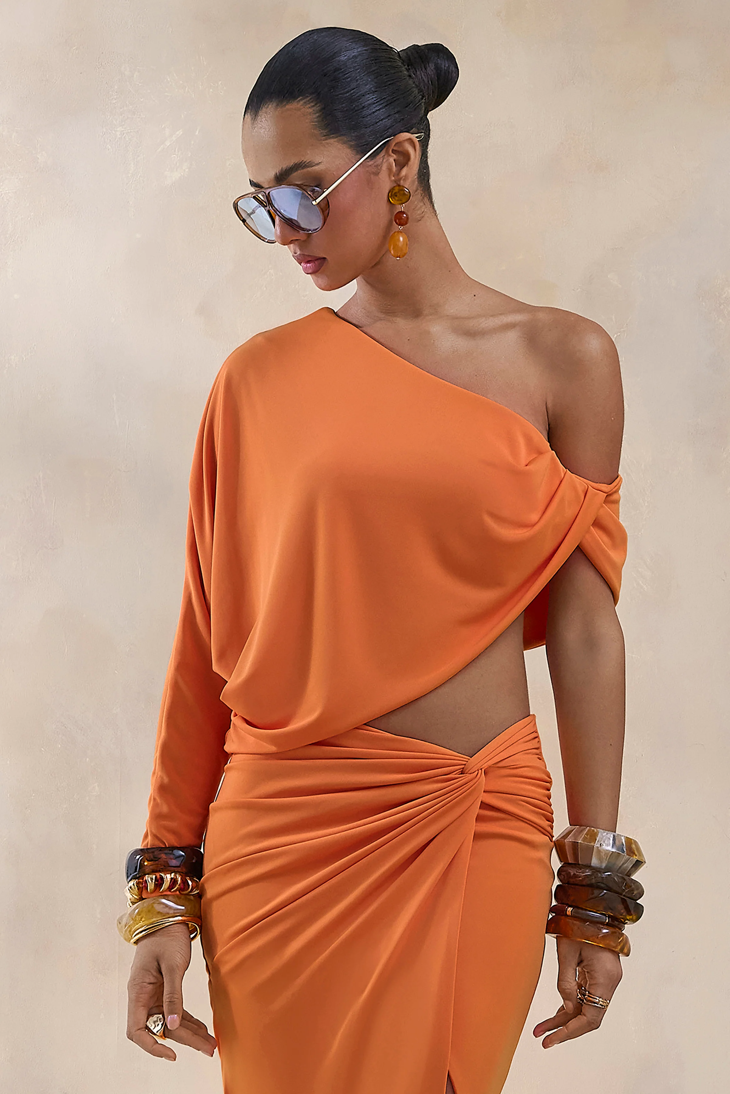 Dua | Haut orange asymétrique à une manche drapée - Image 6