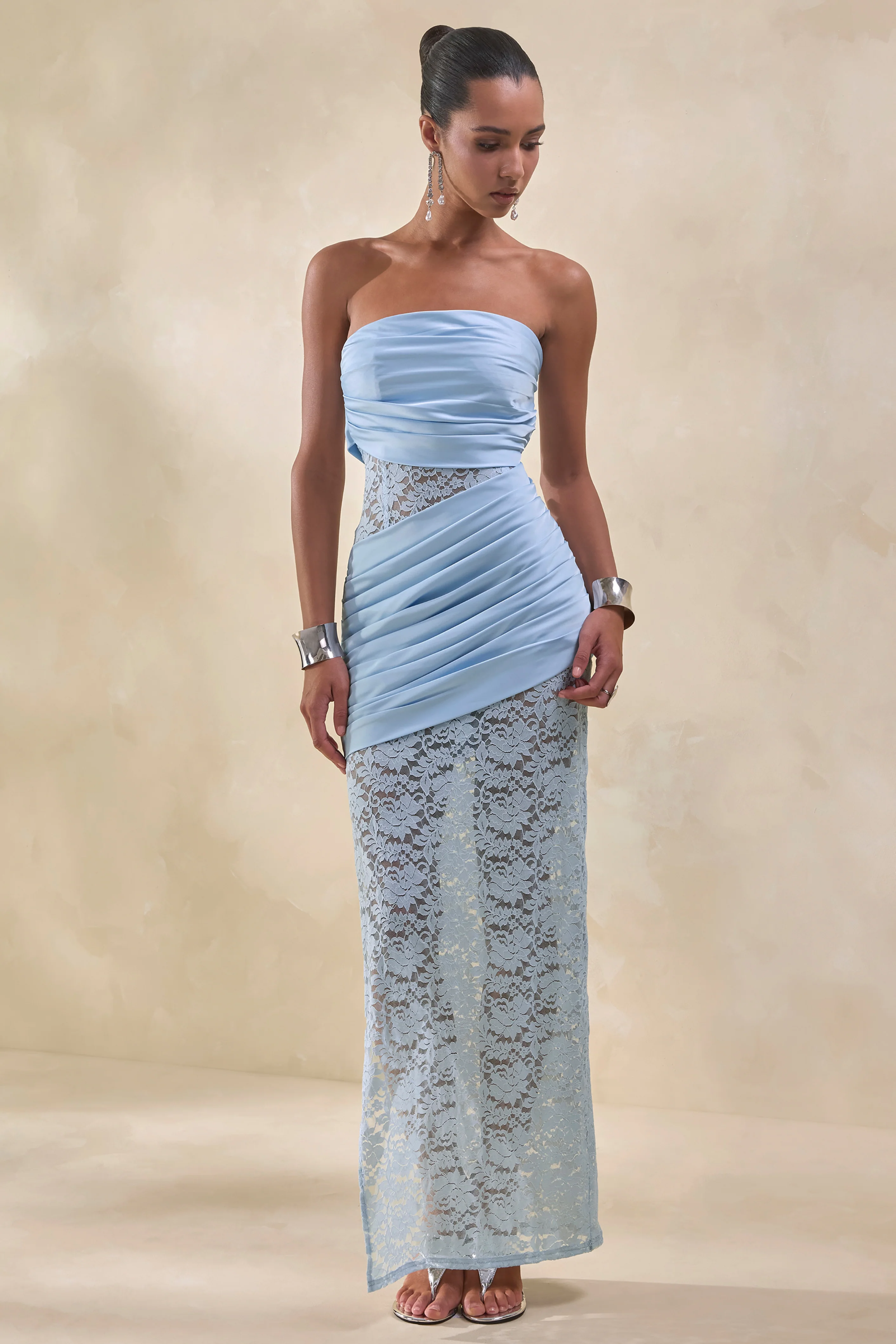 Dulcie | Robe longue bandeau en dentelle et satin bleu poudré avec détails portefeuille