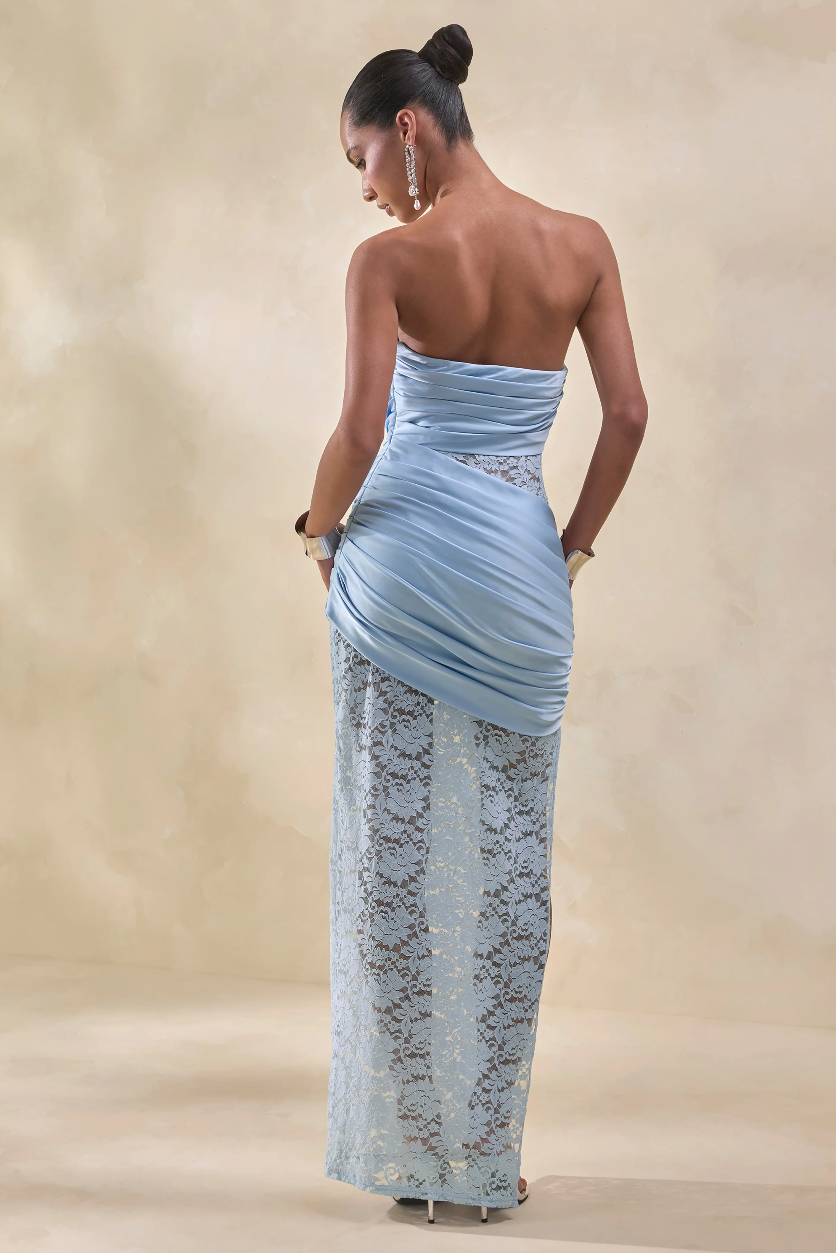 Dulcie | Robe longue bandeau en dentelle et satin bleu poudré avec détails portefeuille - Image 2
