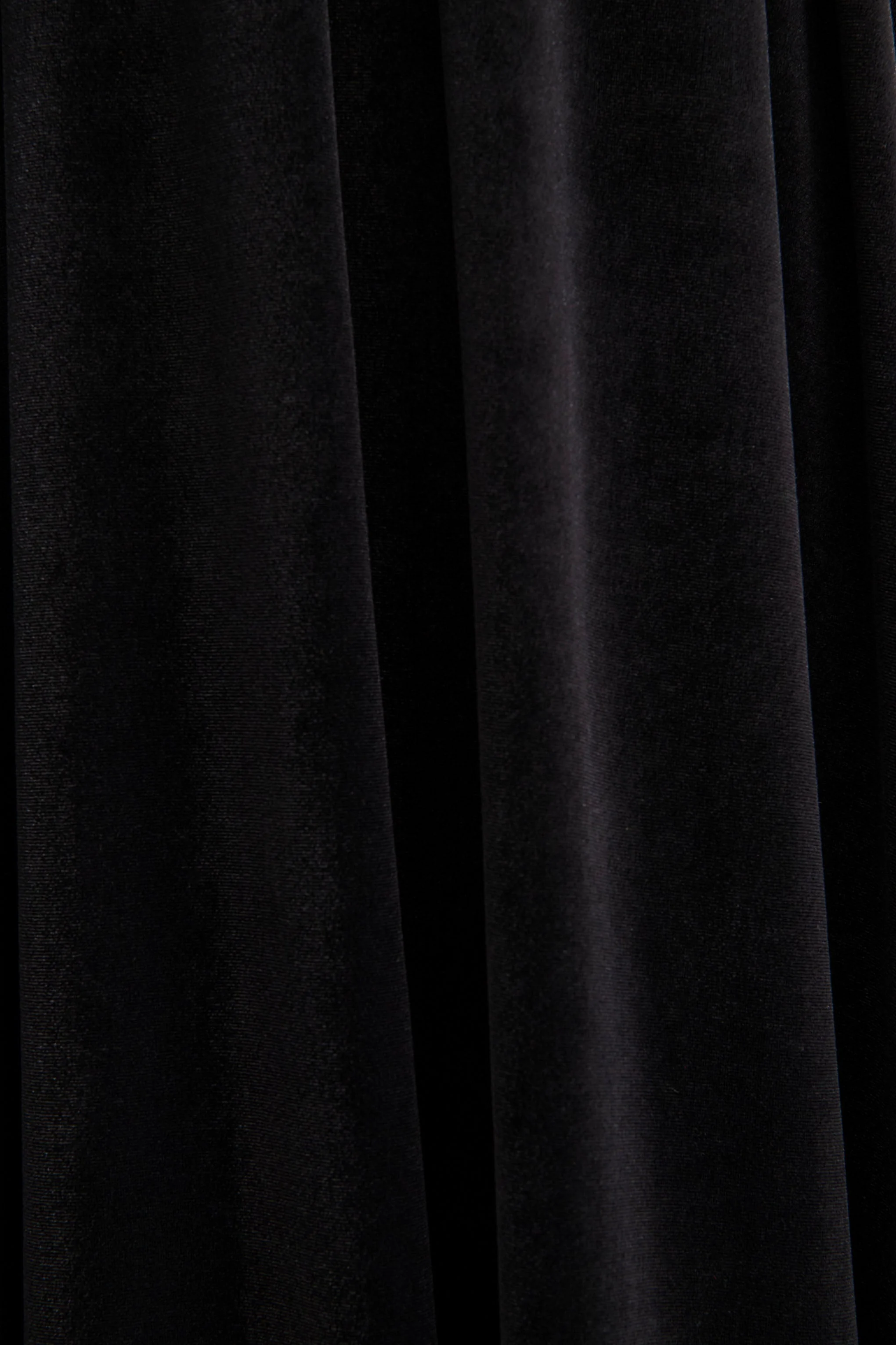 Esmeray | Robe mi-longue noire en velours à décolleté cœur - Image 6