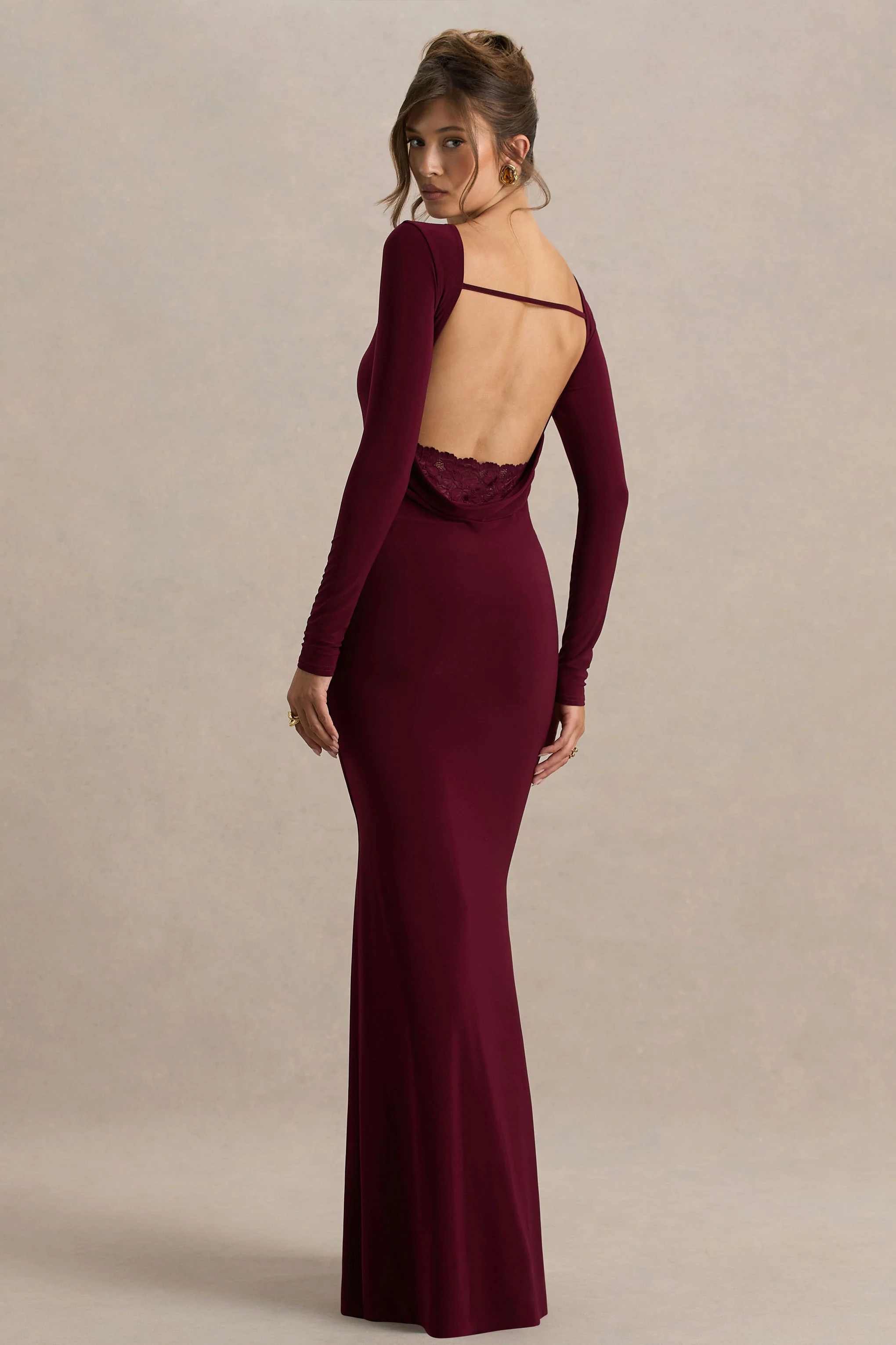 Estelle | Robe longue bordeaux à encolure bateau dos nu et détails en dentelle