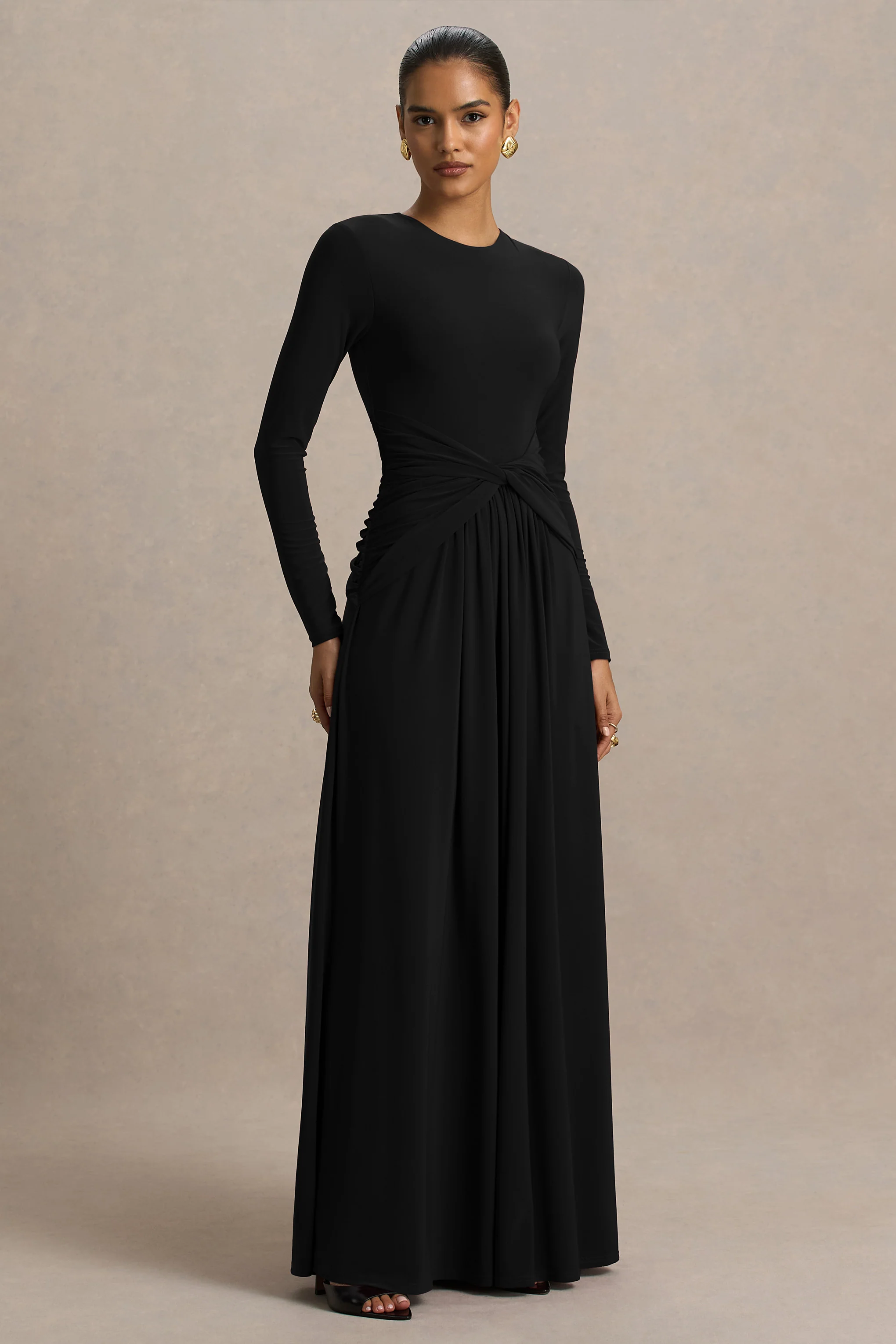Estrella | Robe longue noire à haute encolure avec détails froncés - Image 3