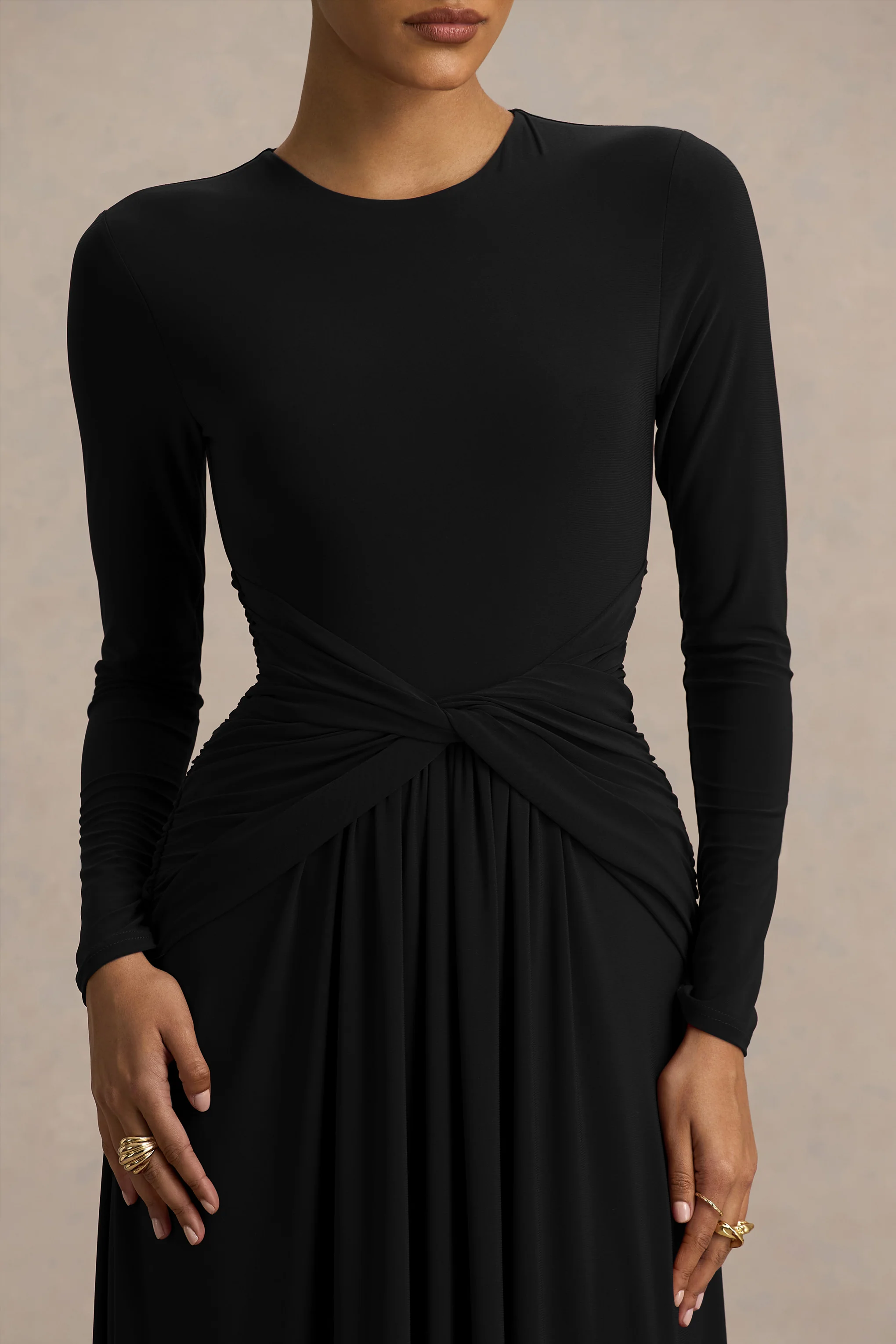 Estrella | Robe longue noire à haute encolure avec détails froncés - Image 5