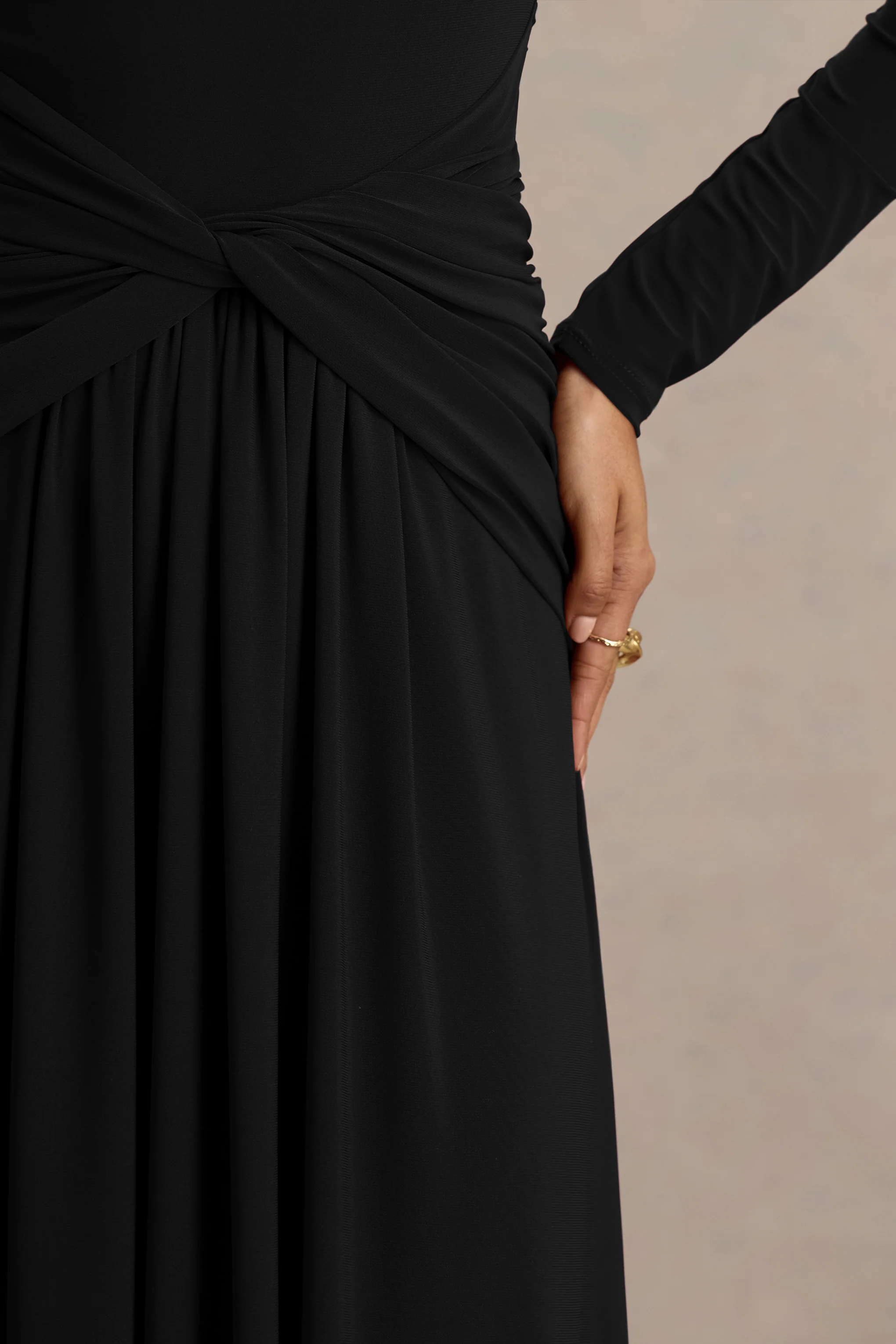 Estrella | Robe longue noire à haute encolure avec détails froncés - Image 6