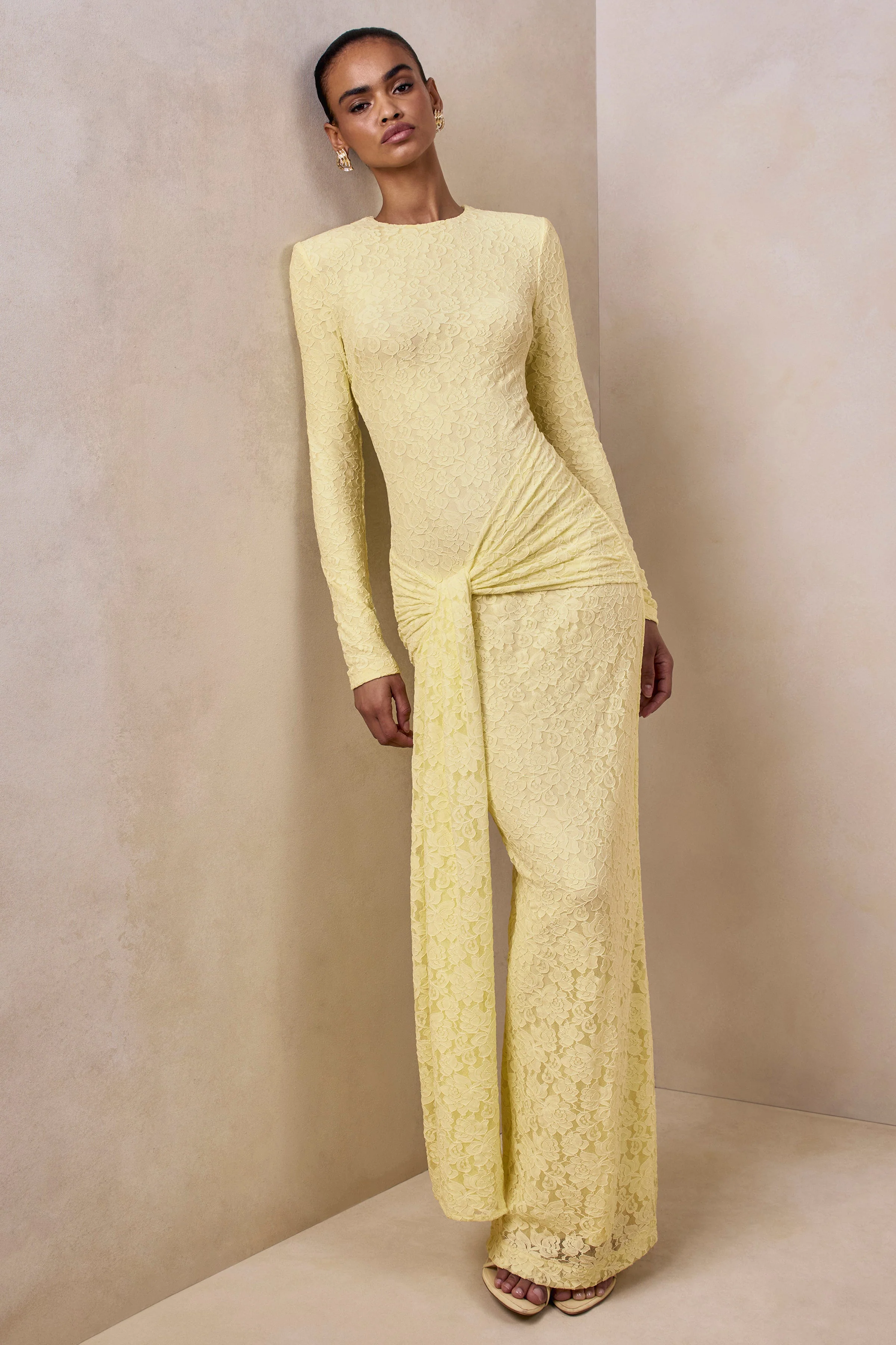 Evangela | Robe longue en dentelle citron à encolure ras du cou avec détail drapé - Image 4