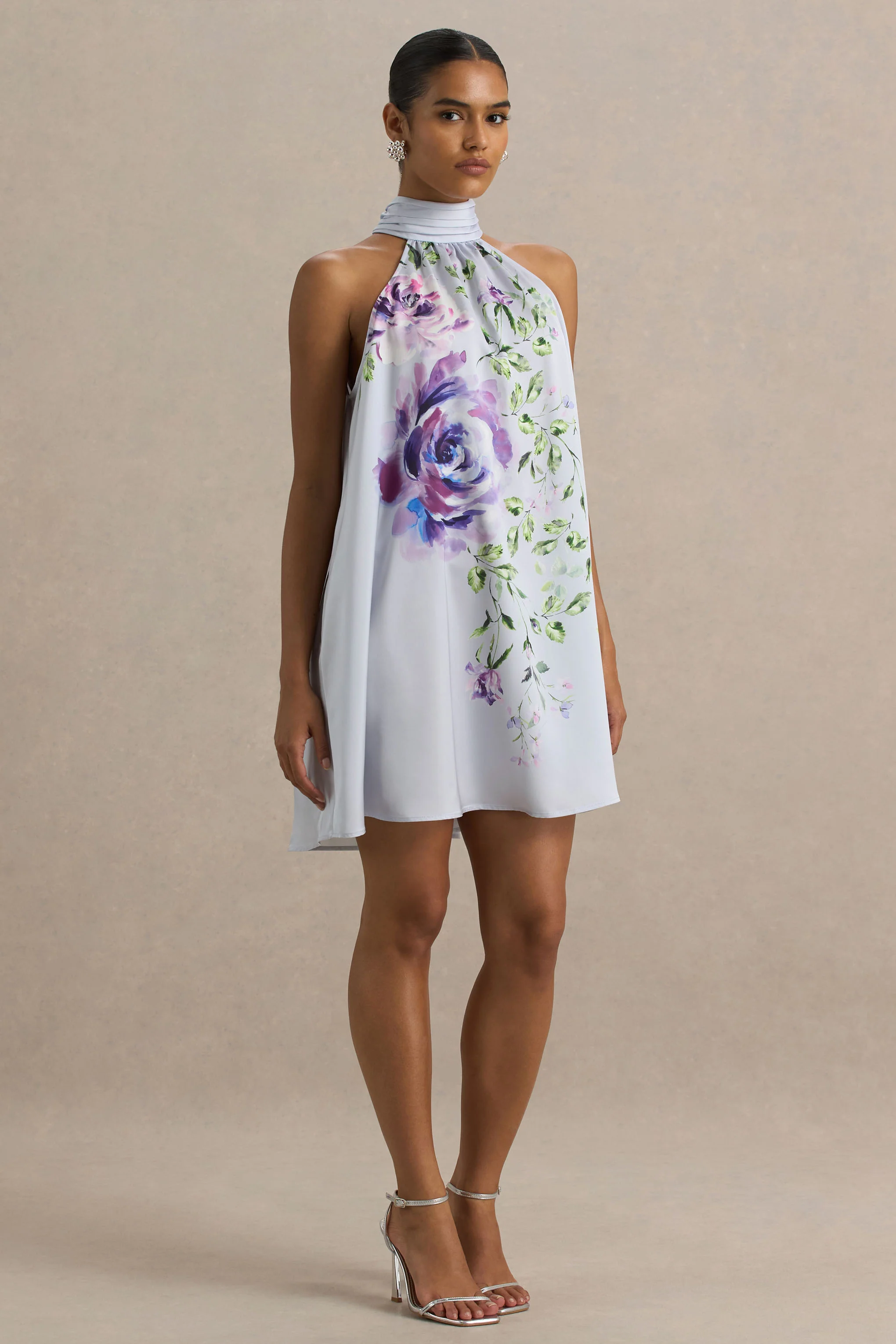 Evita | Mini-robe évasée à col montant en satin bleu poudre à imprimé de roses ornée d’un nœud - Image 3