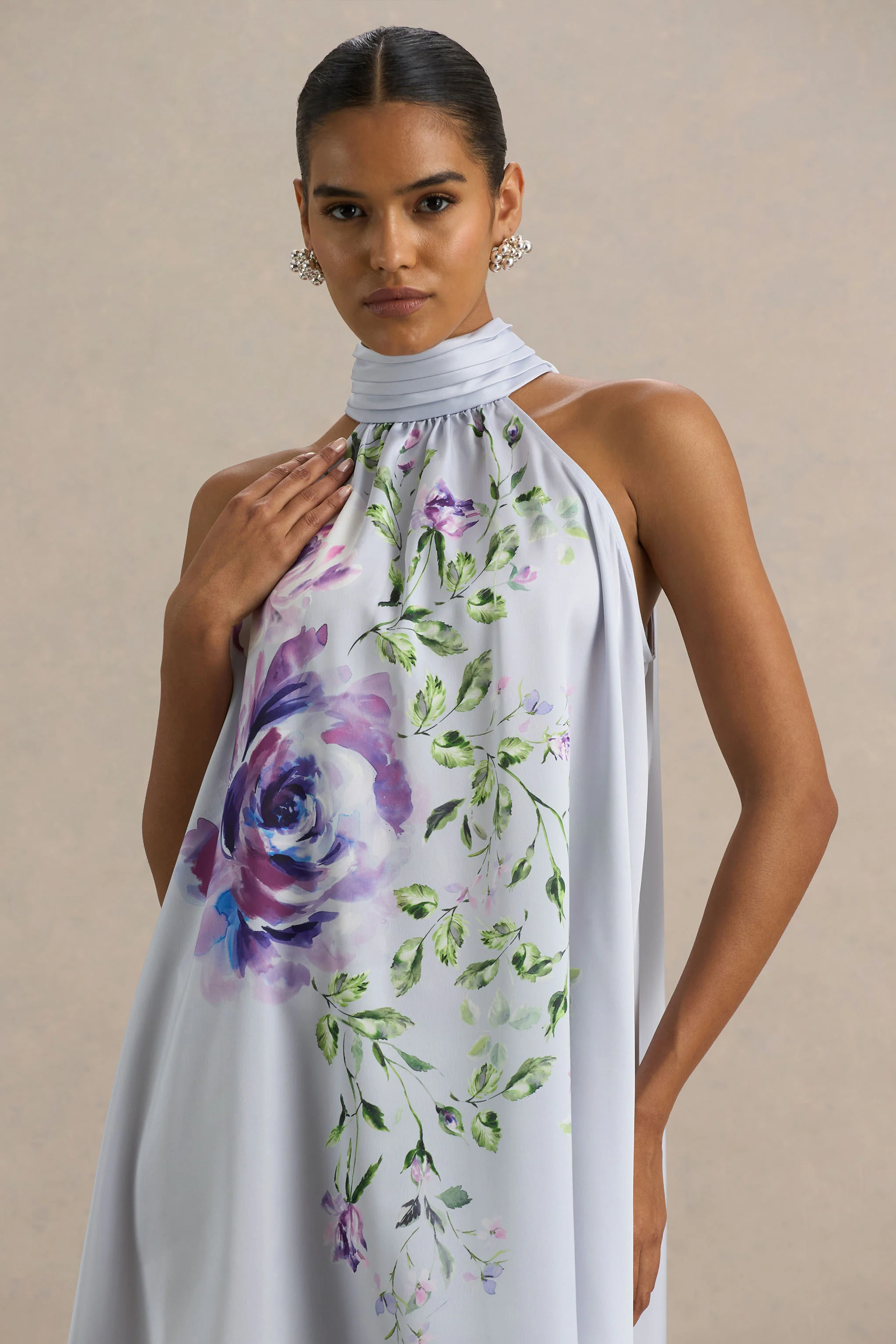 Evita | Mini-robe évasée à col montant en satin bleu poudre à imprimé de roses ornée d’un nœud - Image 4