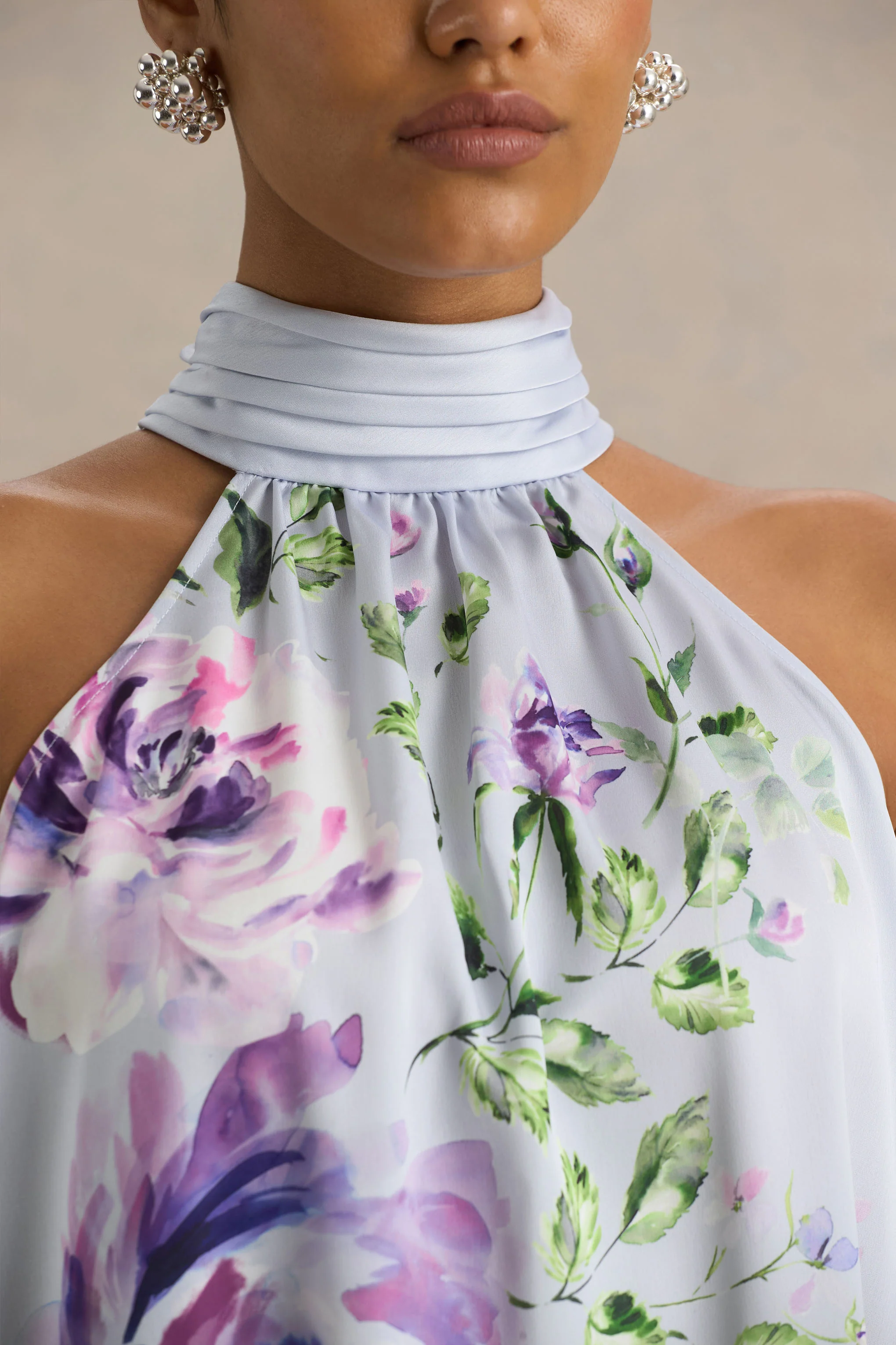 Evita | Mini-robe évasée à col montant en satin bleu poudre à imprimé de roses ornée d’un nœud - Image 5
