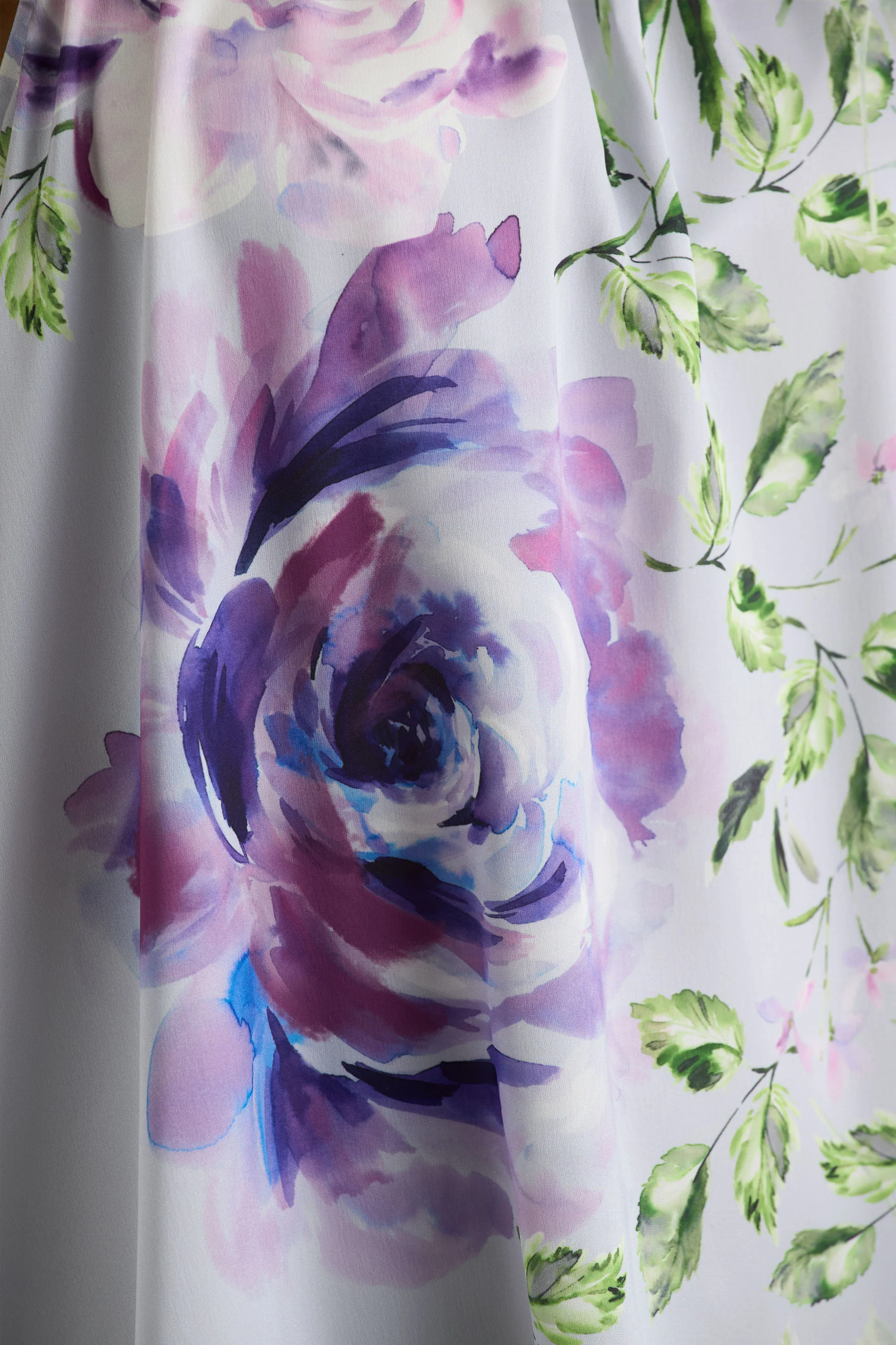 Evita | Mini-robe évasée à col montant en satin bleu poudre à imprimé de roses ornée d’un nœud - Image 6