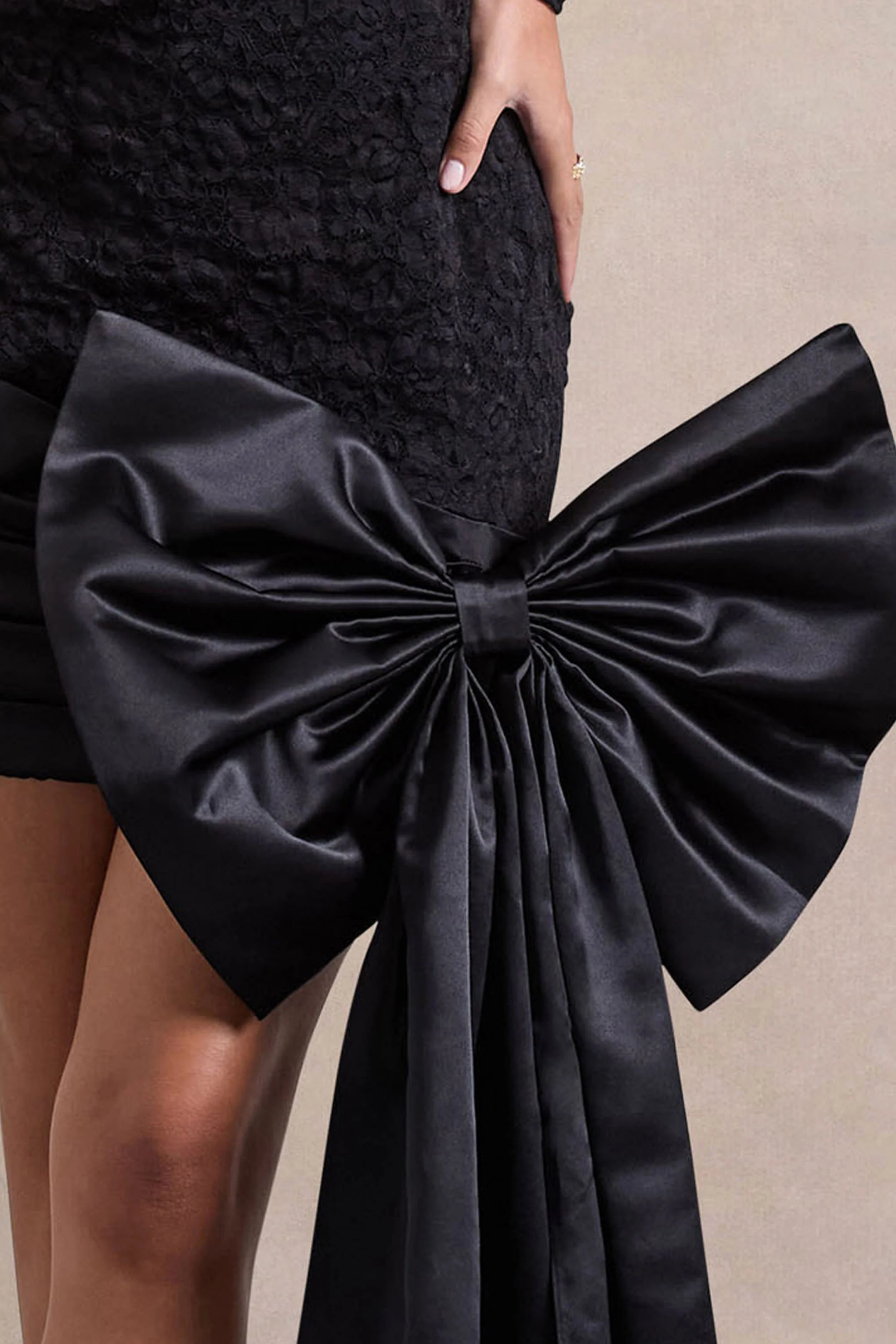 Evry | Mini-robe noire en dentelle à manches longues avec nœud en satin surdimentionné - Image 5