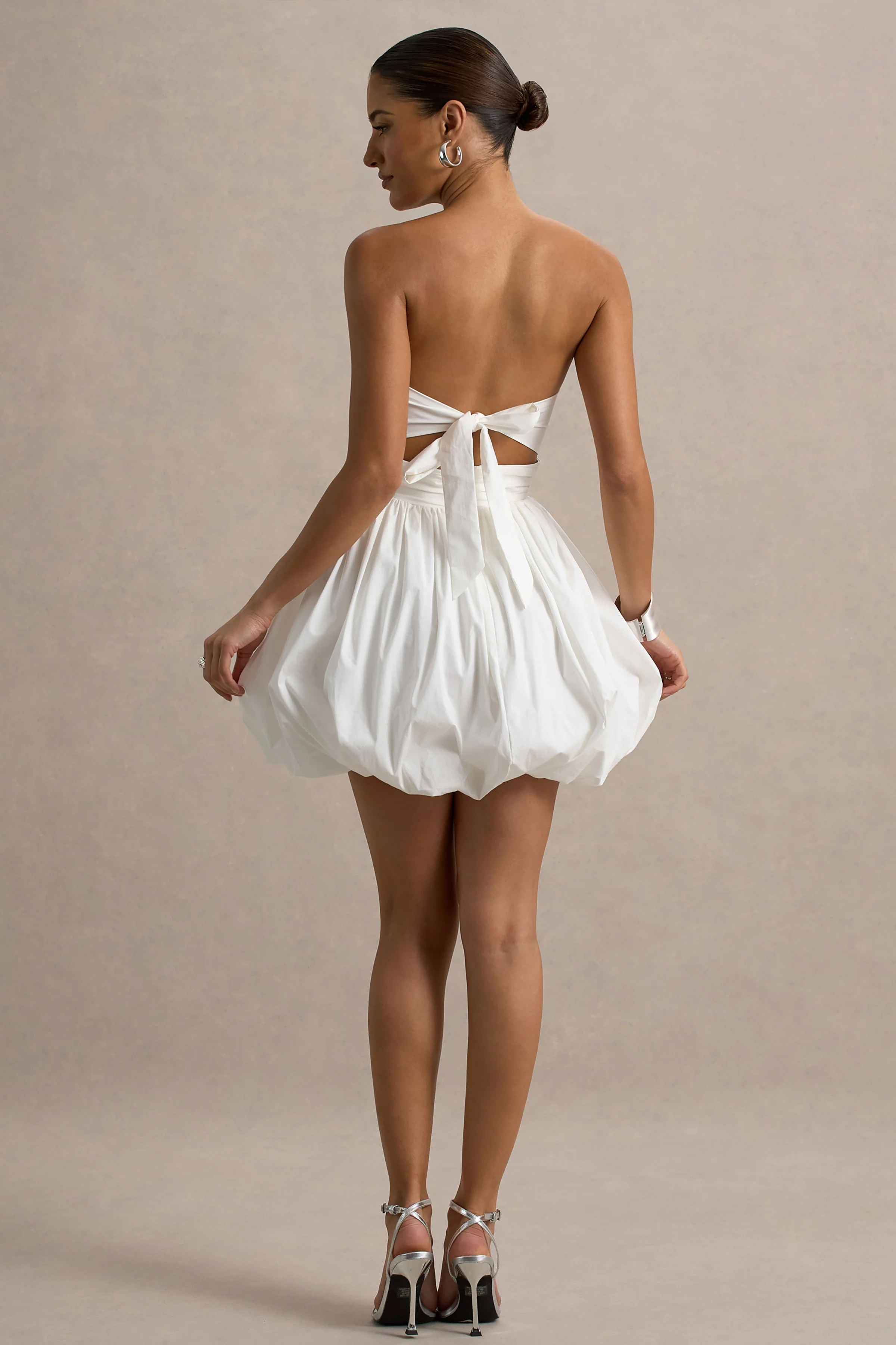 Faye | Mini-robe blanche bandeau à jupe boule avec détails froncés - Image 2