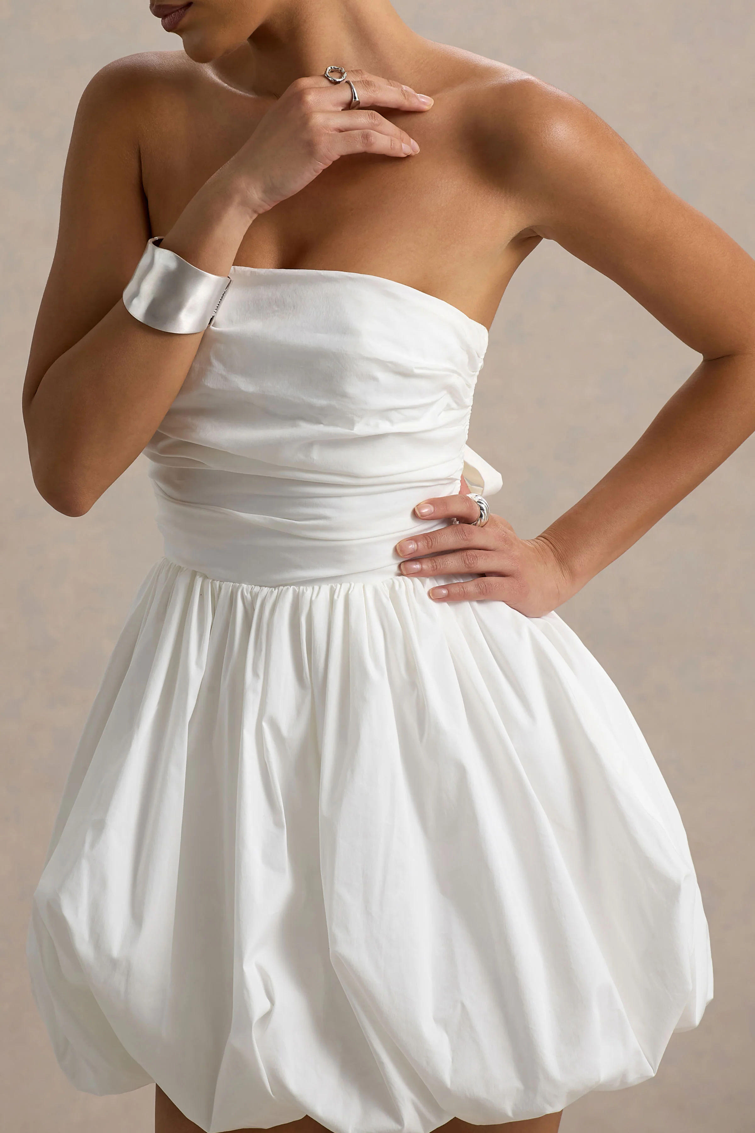 Faye | Mini-robe blanche bandeau à jupe boule avec détails froncés - Image 3