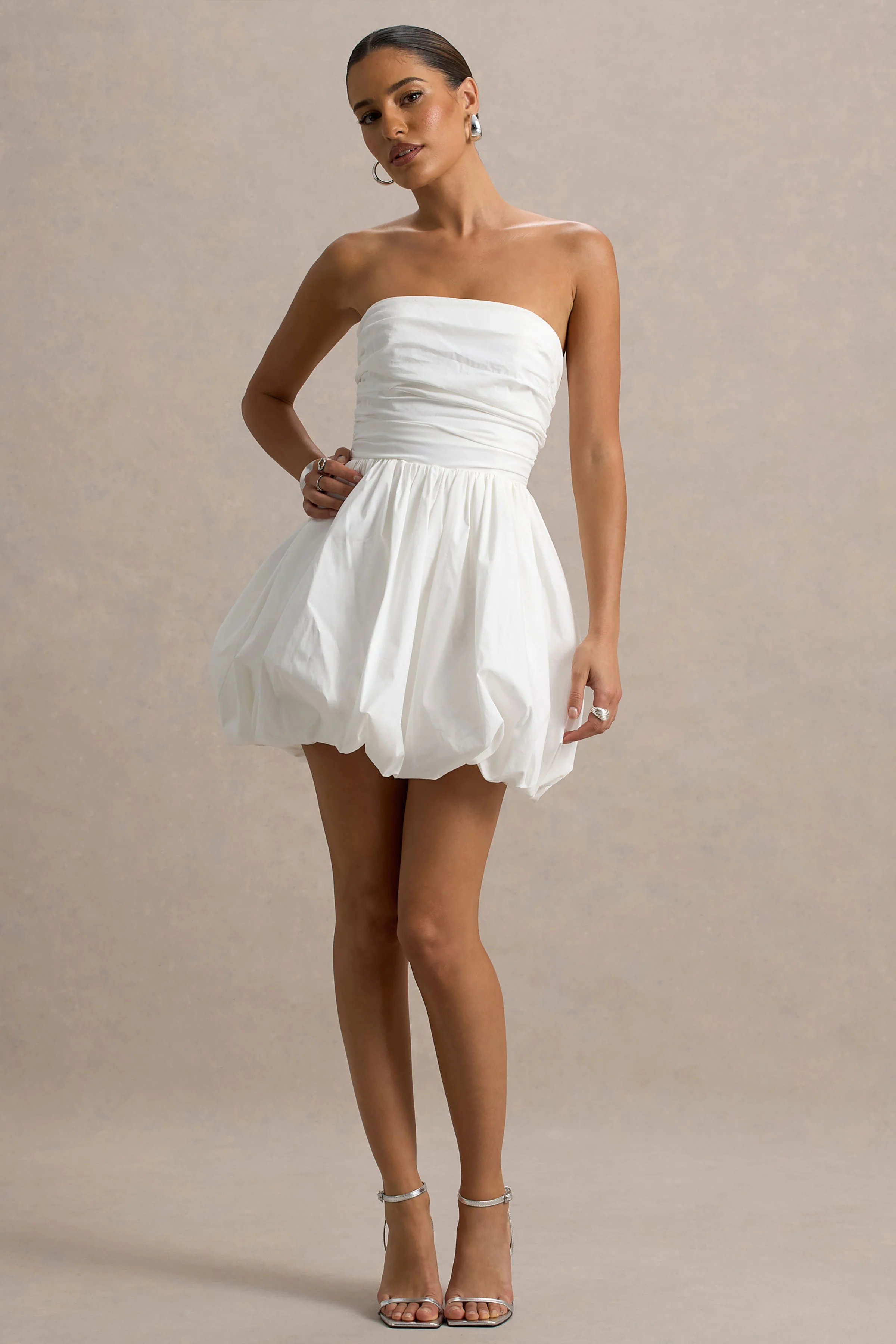 Faye | Mini-robe blanche bandeau à jupe boule avec détails froncés - Image 5