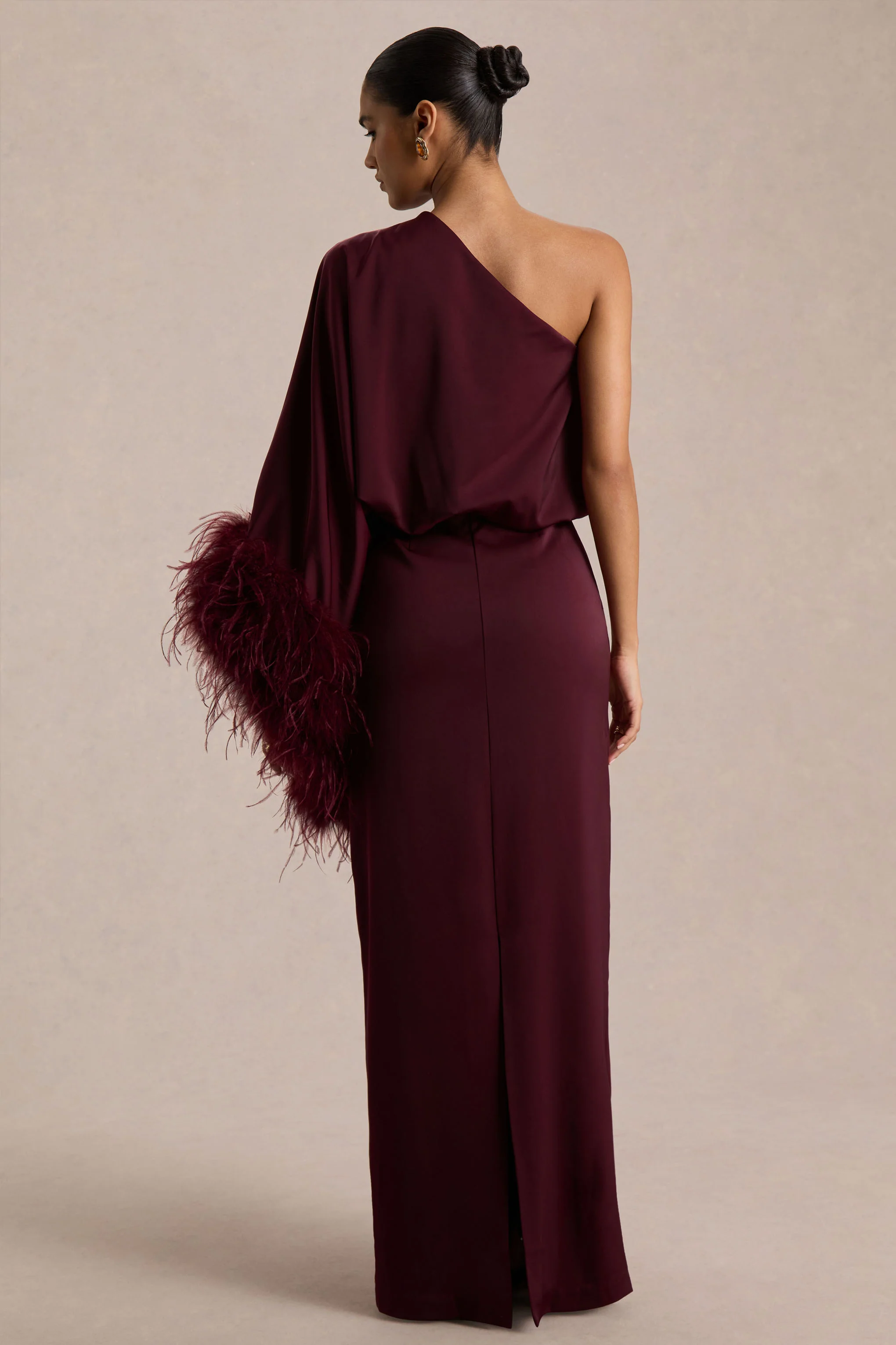 Felicity | Robe longue en satin bordeaux à encolure asymétrique avec finitions en plumes - Image 2