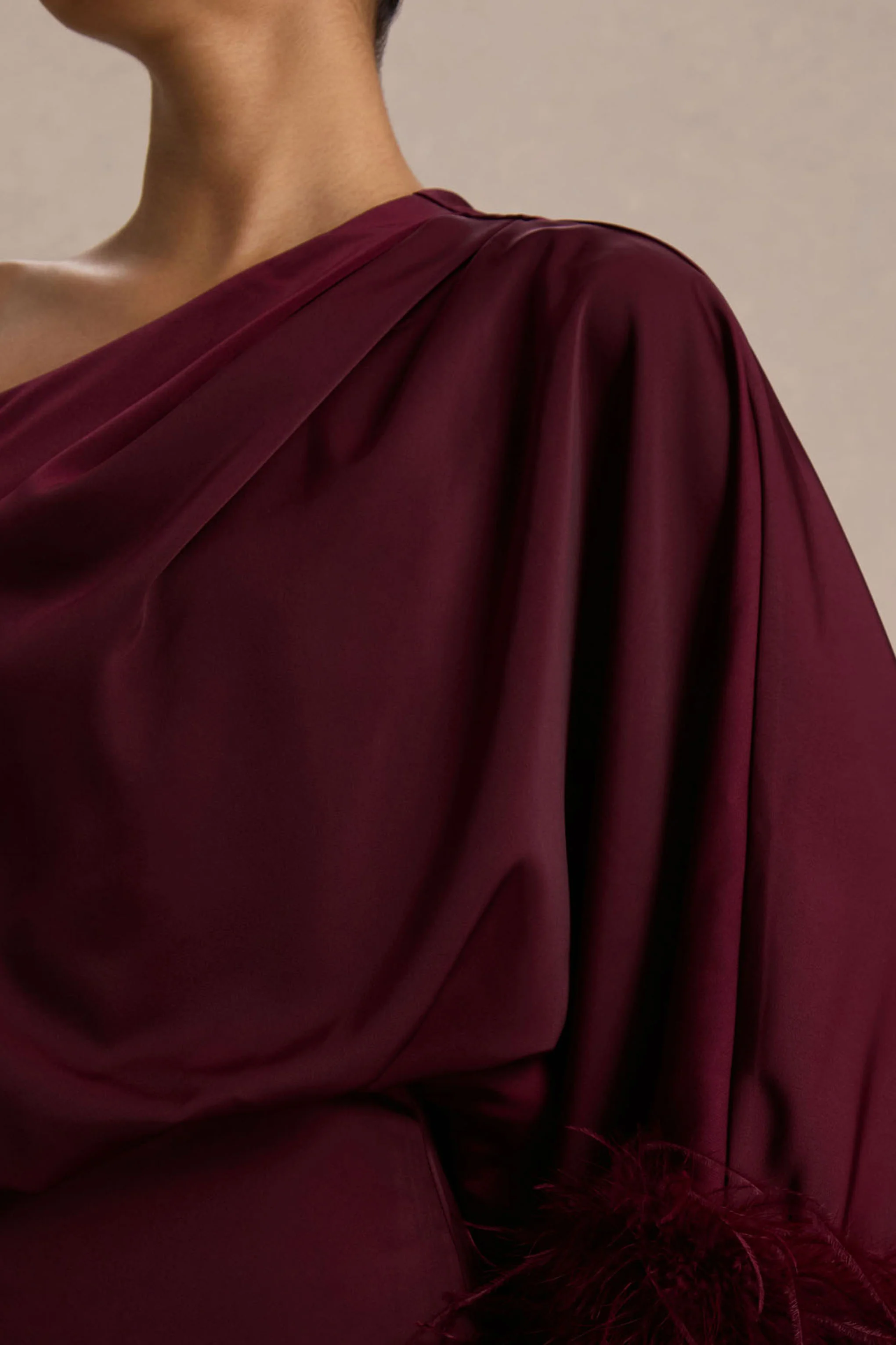 Felicity | Robe longue en satin bordeaux à encolure asymétrique avec finitions en plumes - Image 3