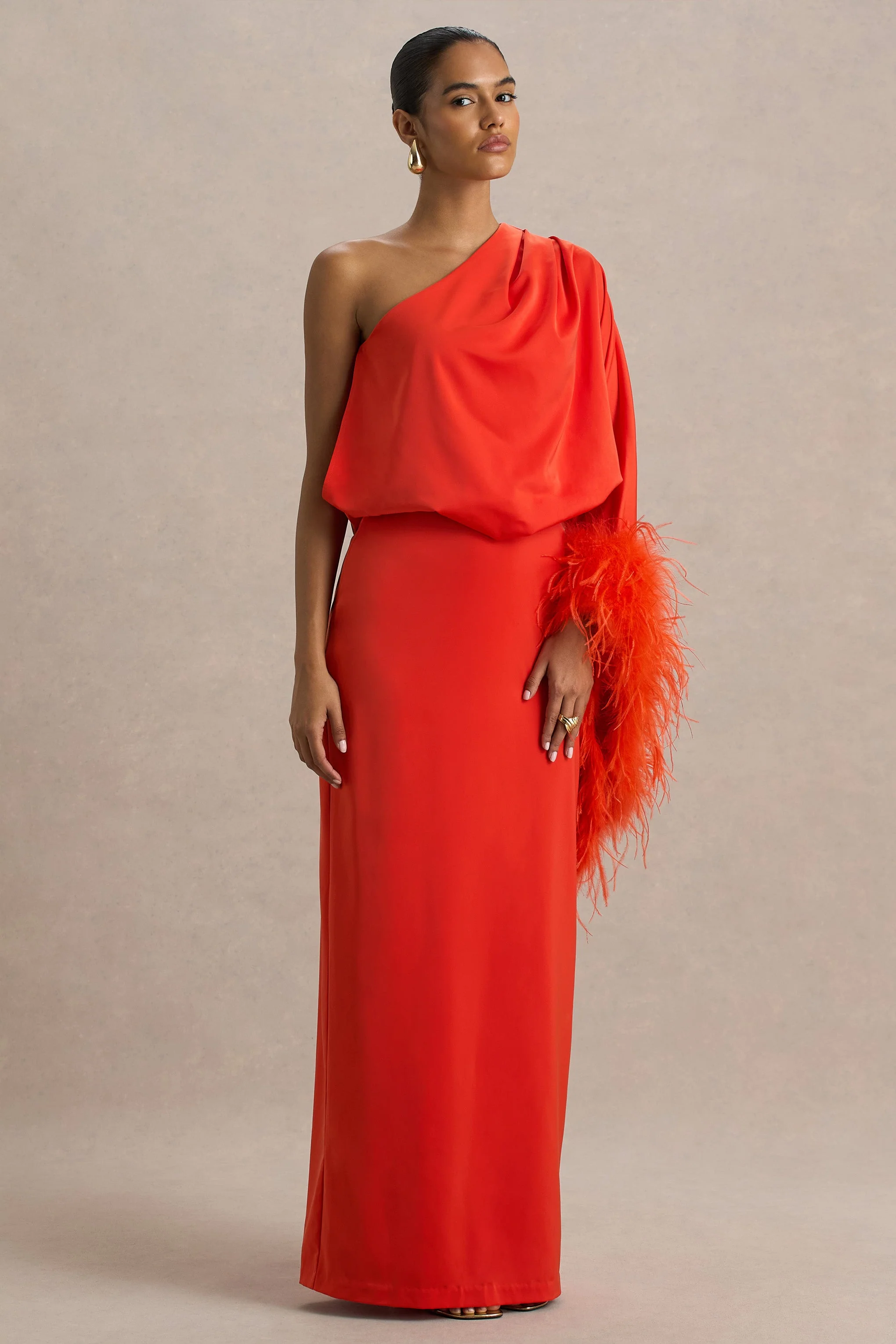 Felicity | Robe longue orange en satin à col asymétrique avec plumes et détails froncés - Image 3