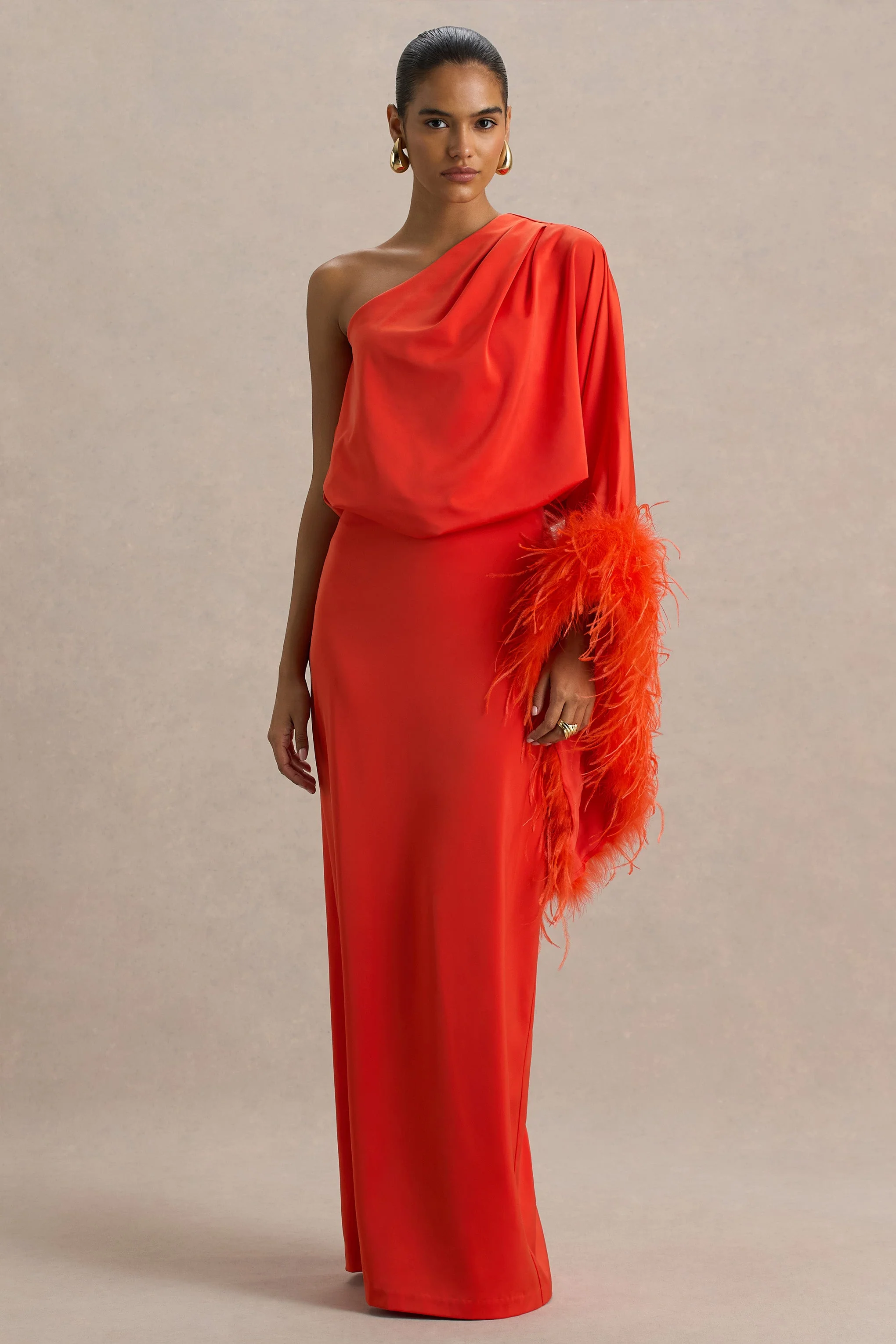 Felicity | Robe longue orange en satin à col asymétrique avec plumes et détails froncés - Image 4