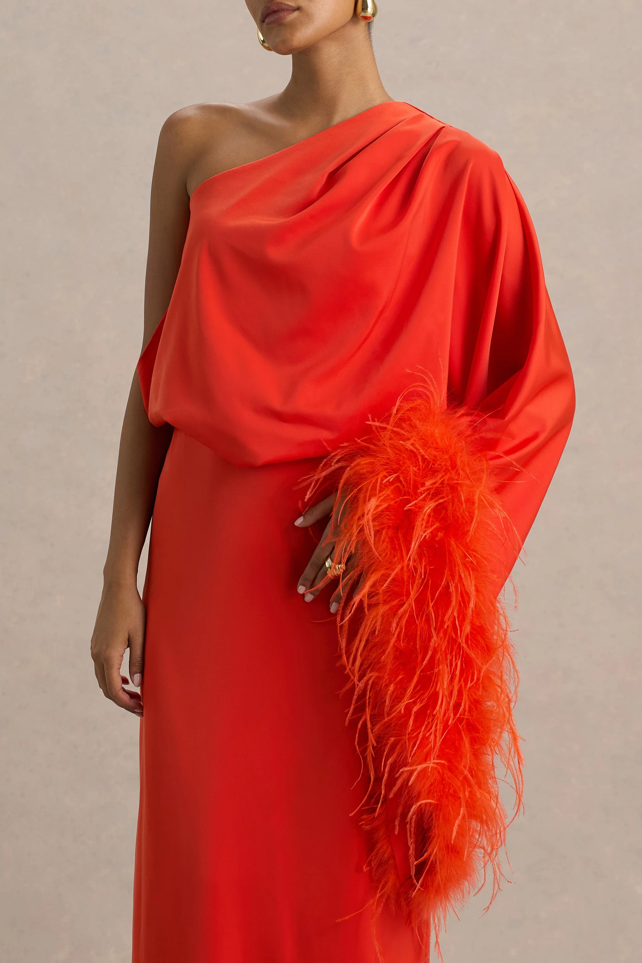 Felicity | Robe longue orange en satin à col asymétrique avec plumes et détails froncés - Image 5