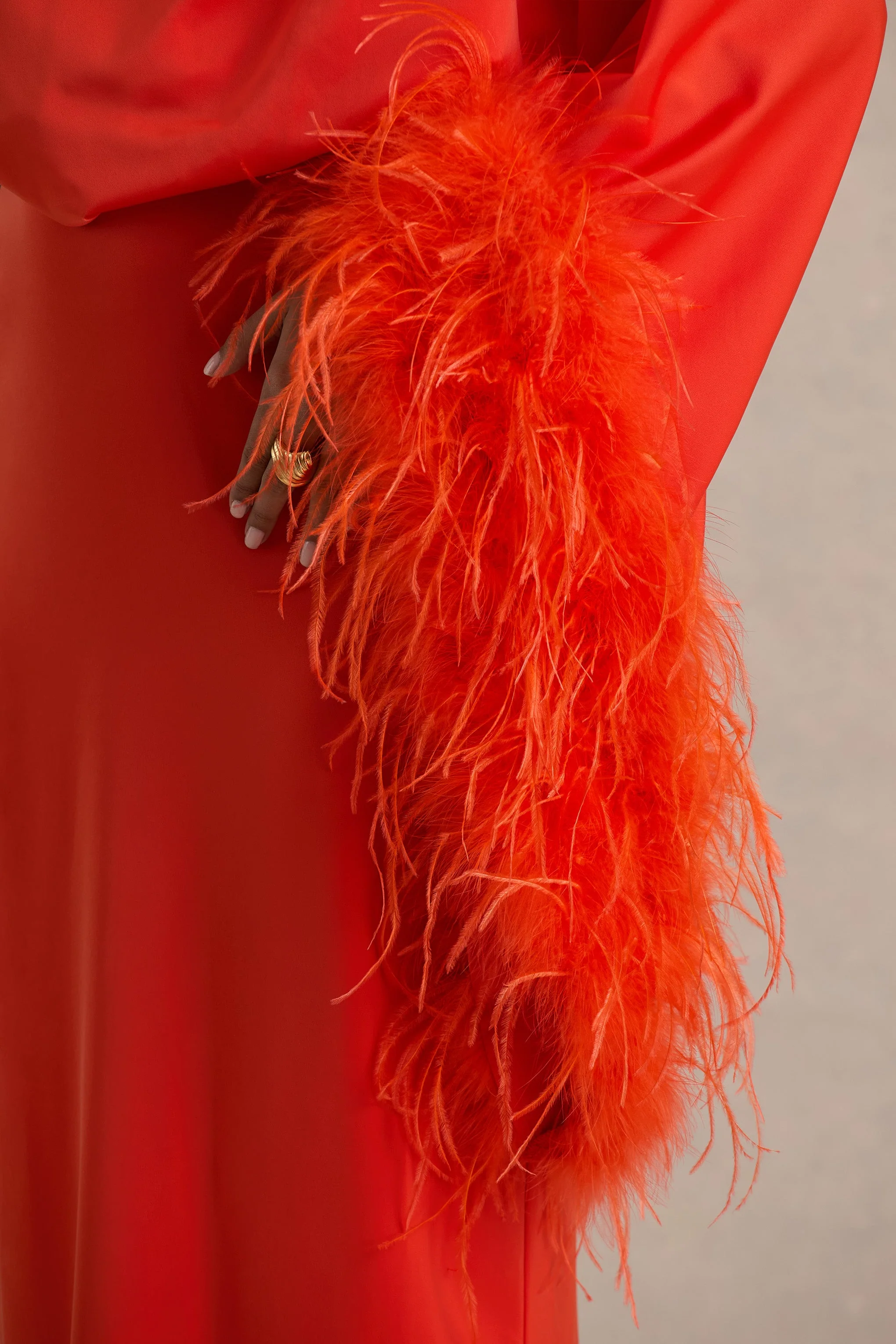 Felicity | Robe longue orange en satin à col asymétrique avec plumes et détails froncés - Image 6
