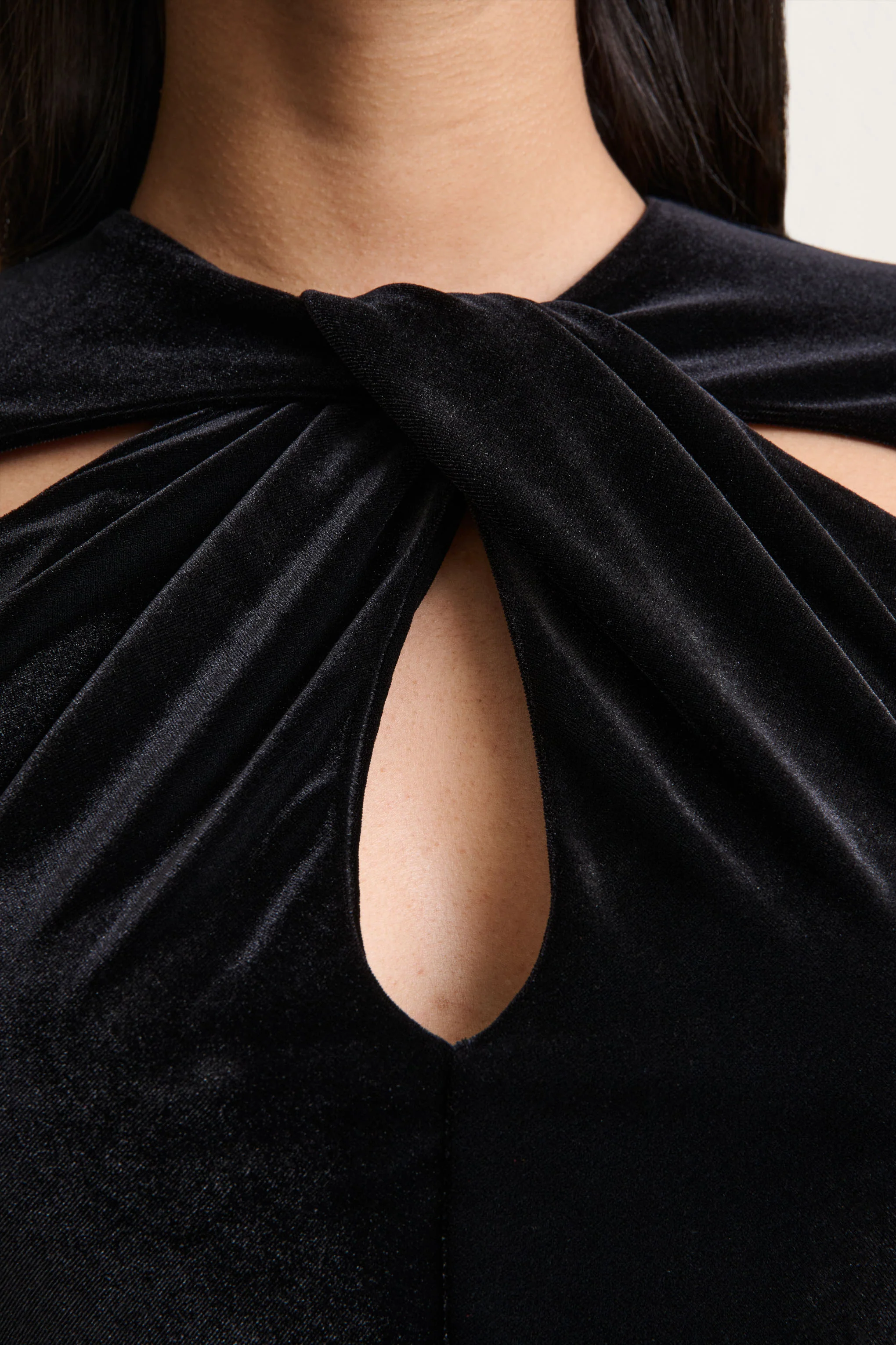 Francine | Robe mi-longue en velours noir à encolure ronde et détails à découpes - Image 6