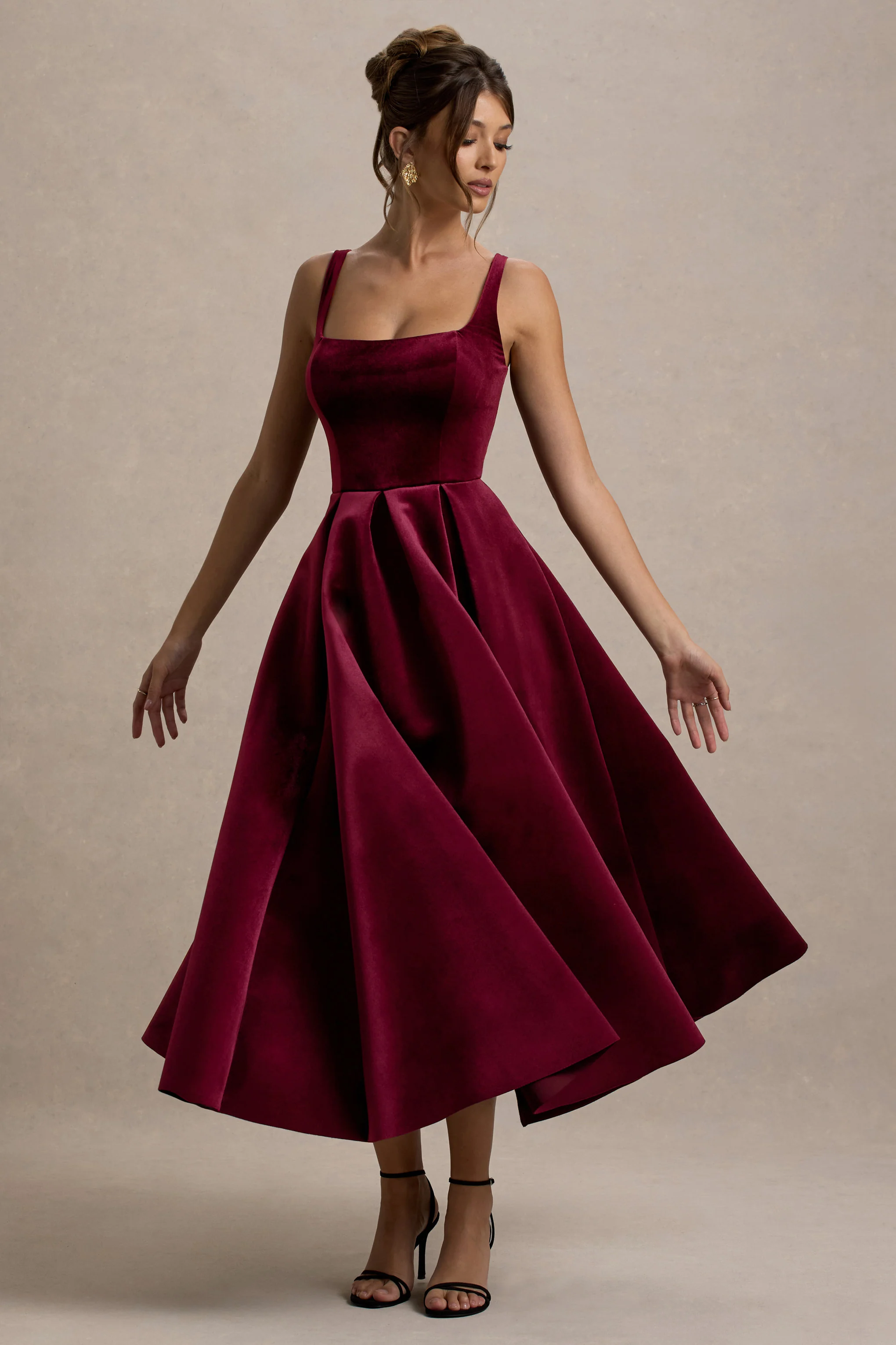 Francisca | Robe Mi-Longue à Bretelles en Velours Baies avec Longueur Volumineuse - Image 4