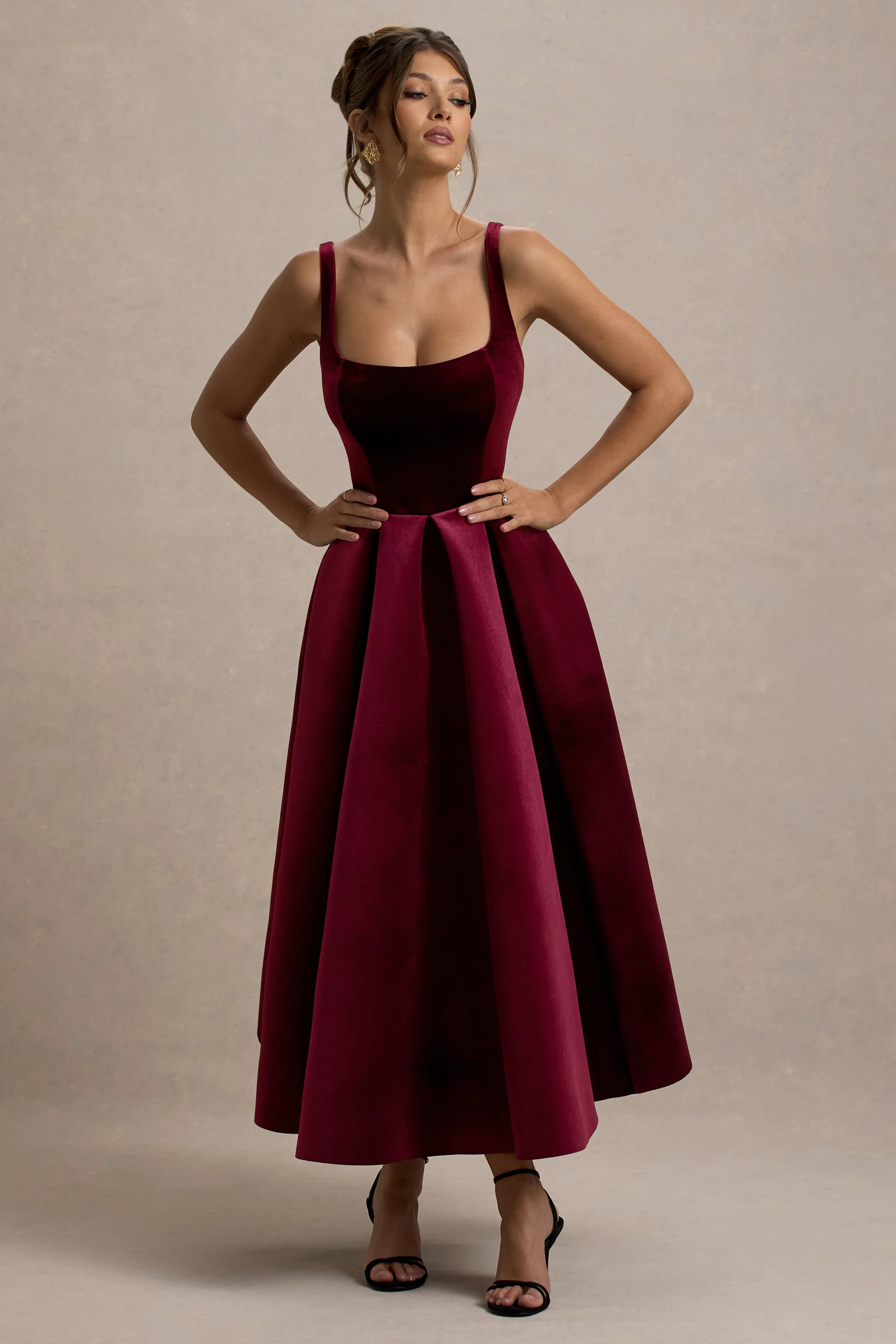 Francisca | Robe Mi-Longue à Bretelles en Velours Baies avec Longueur Volumineuse - Image 5
