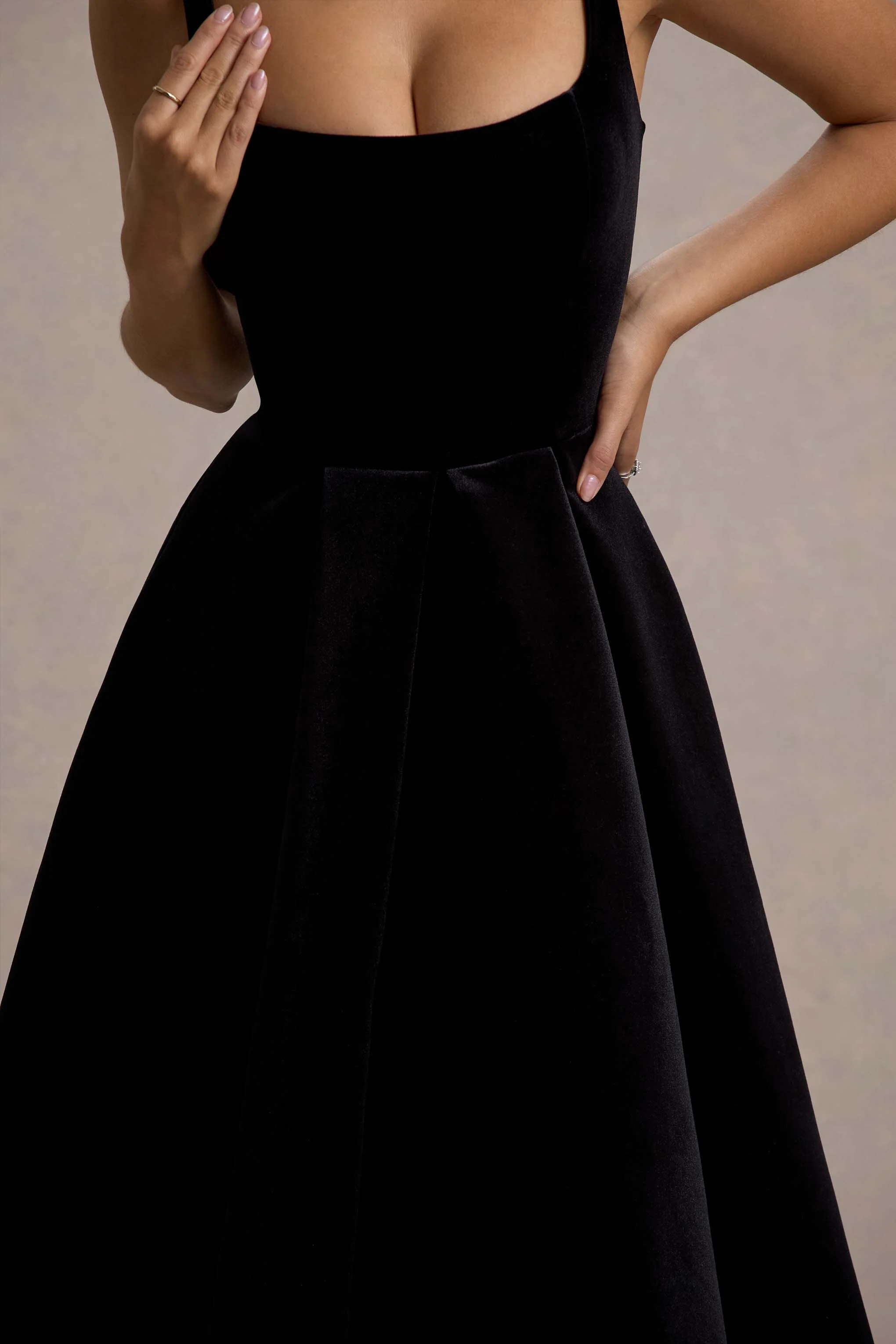 Francisca | Robe Mi-Longue à Bretelles en Velours Noir avec Longueur Volumineuse - Image 6