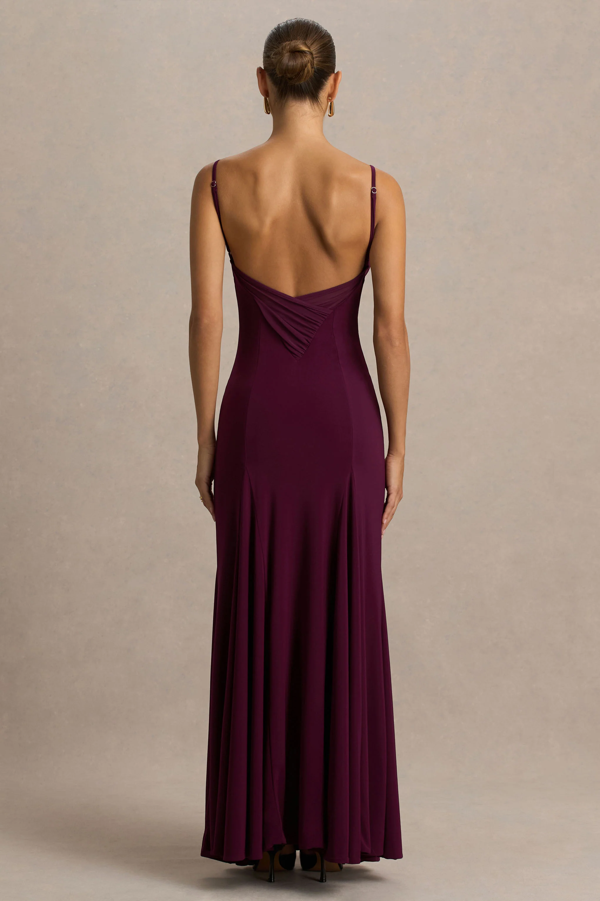 Gabbie | Robe longue bordeaux à col bénitier et détail en tulle dans le dos - Image 2
