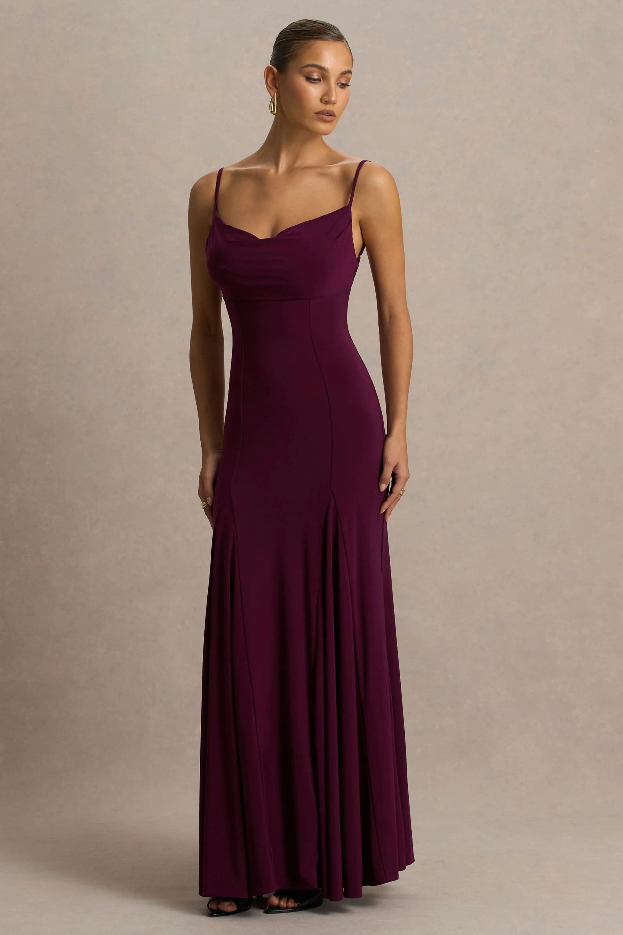 Gabbie | Robe longue bordeaux à col bénitier et détail en tulle dans le dos - Image 3