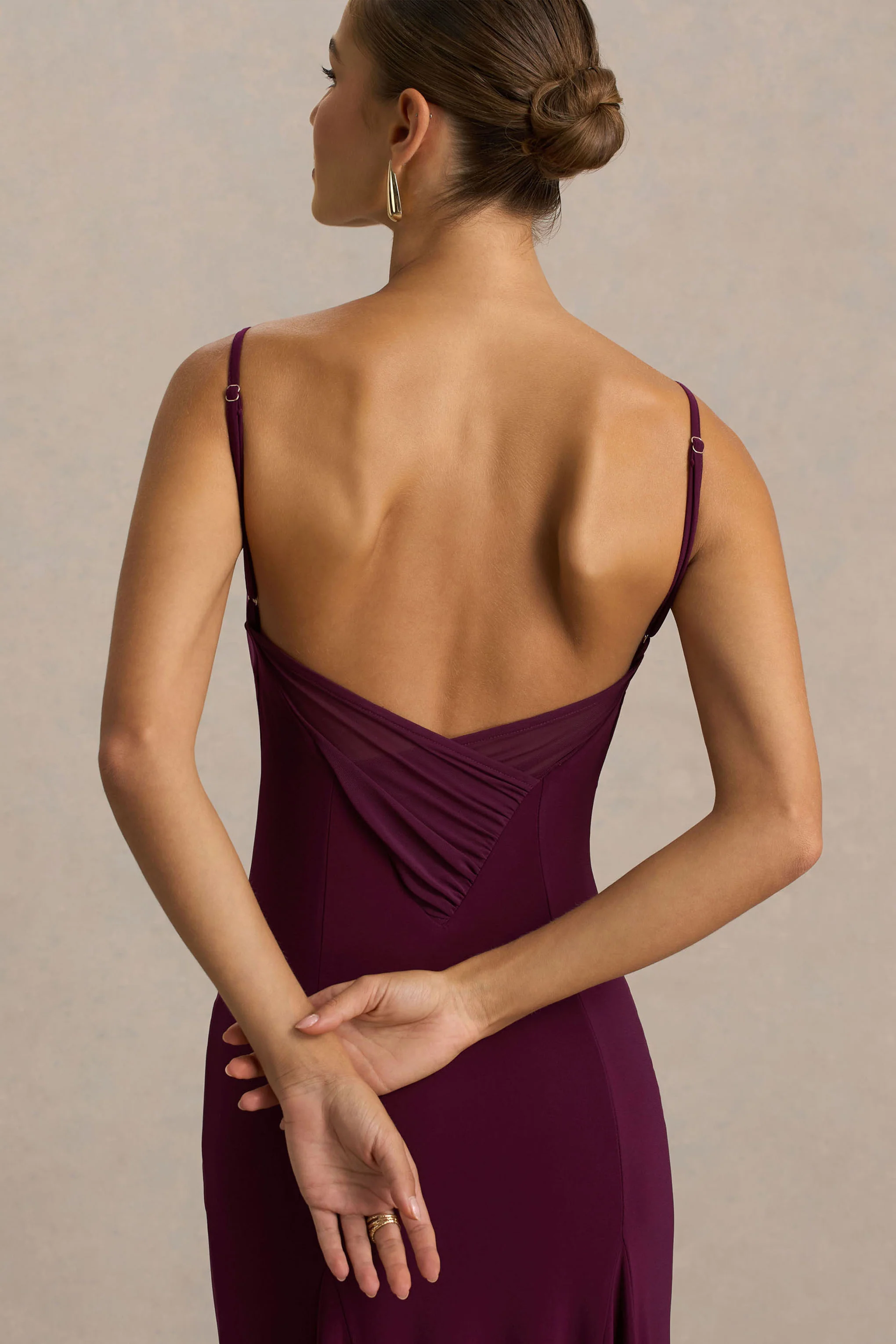 Gabbie | Robe longue bordeaux à col bénitier et détail en tulle dans le dos - Image 4
