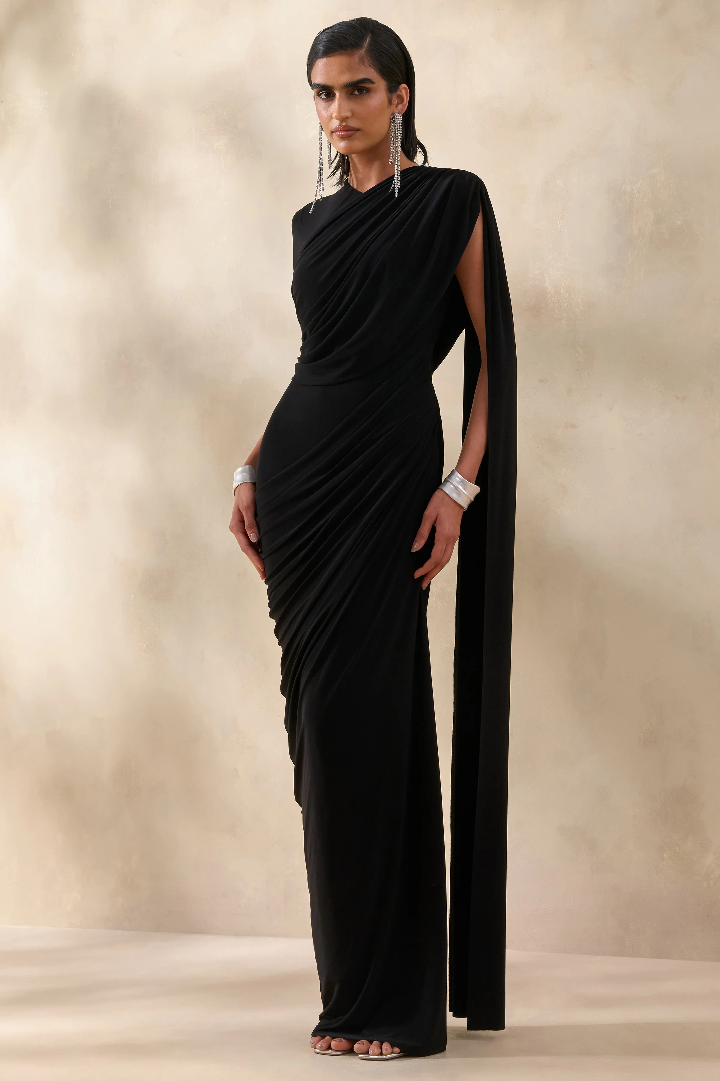 Gisara | Robe longue noire à encolure haute avec écharpe et drapés froncés - Image 5
